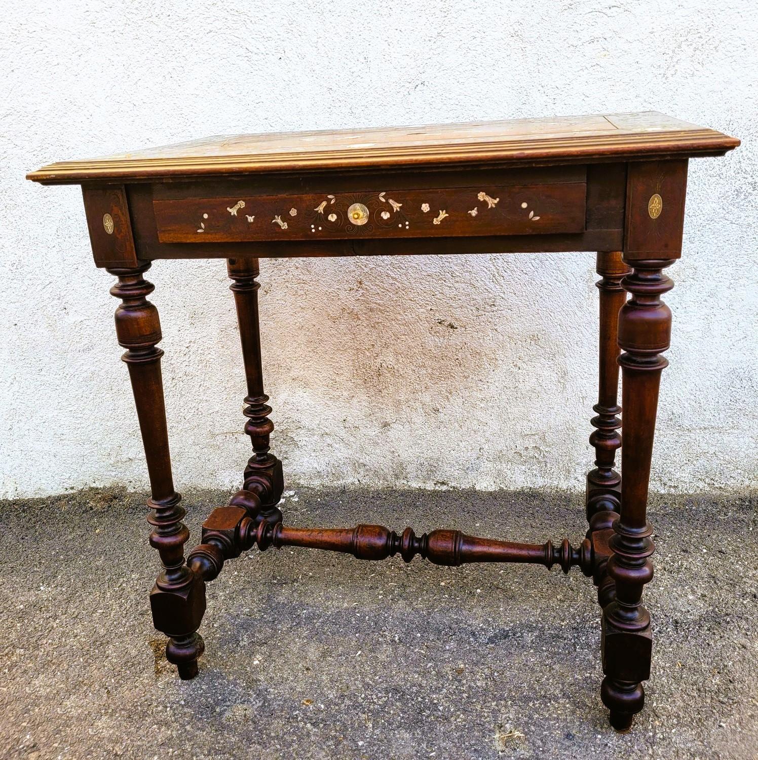 Tavolo in Oak e Noce con intarsi, Francia, XIX secolo in vendita 2