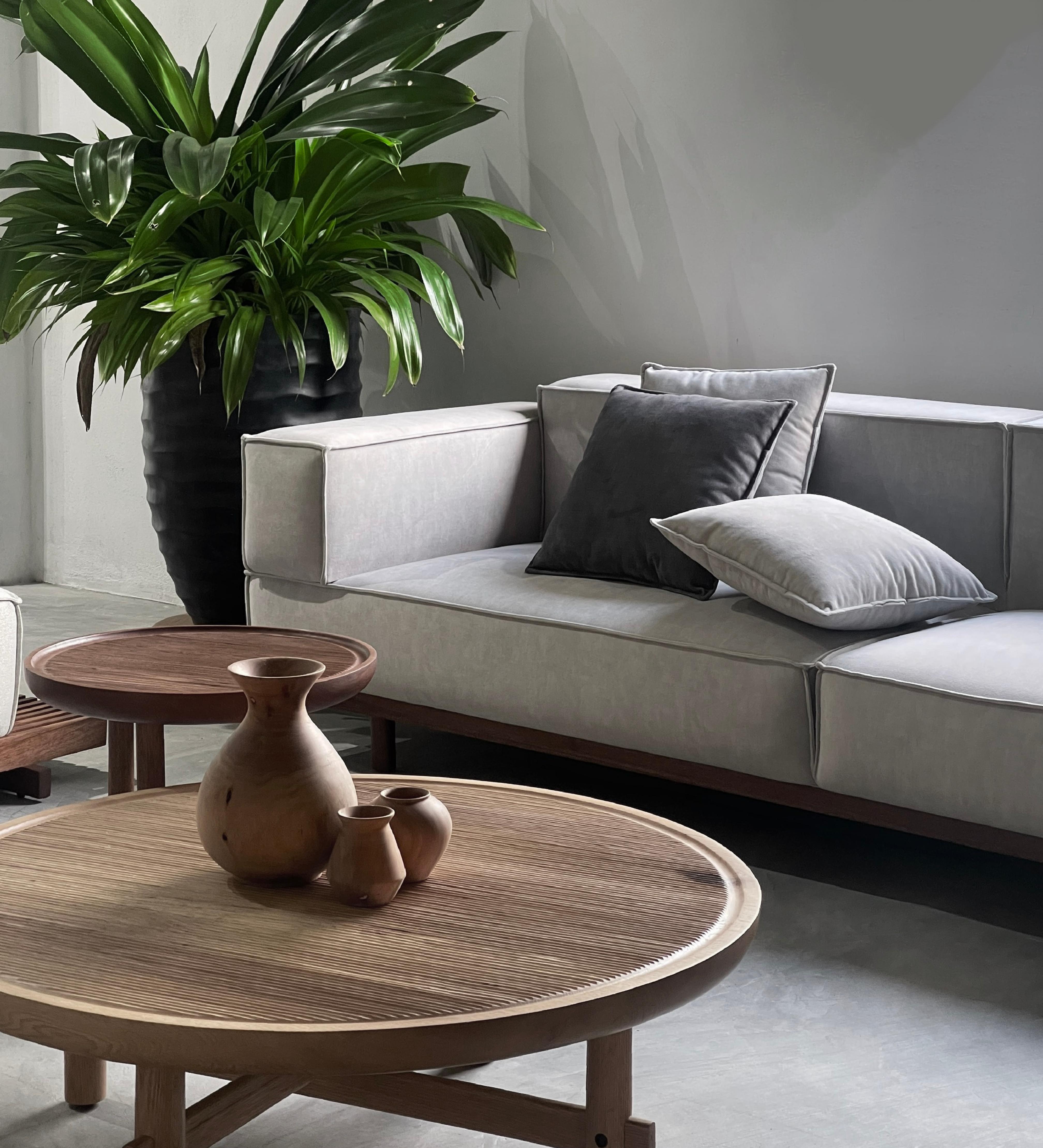 Oak and Walnut XL Sofa by ONON DETAILS In New Condition For Sale In Geneve, CH
