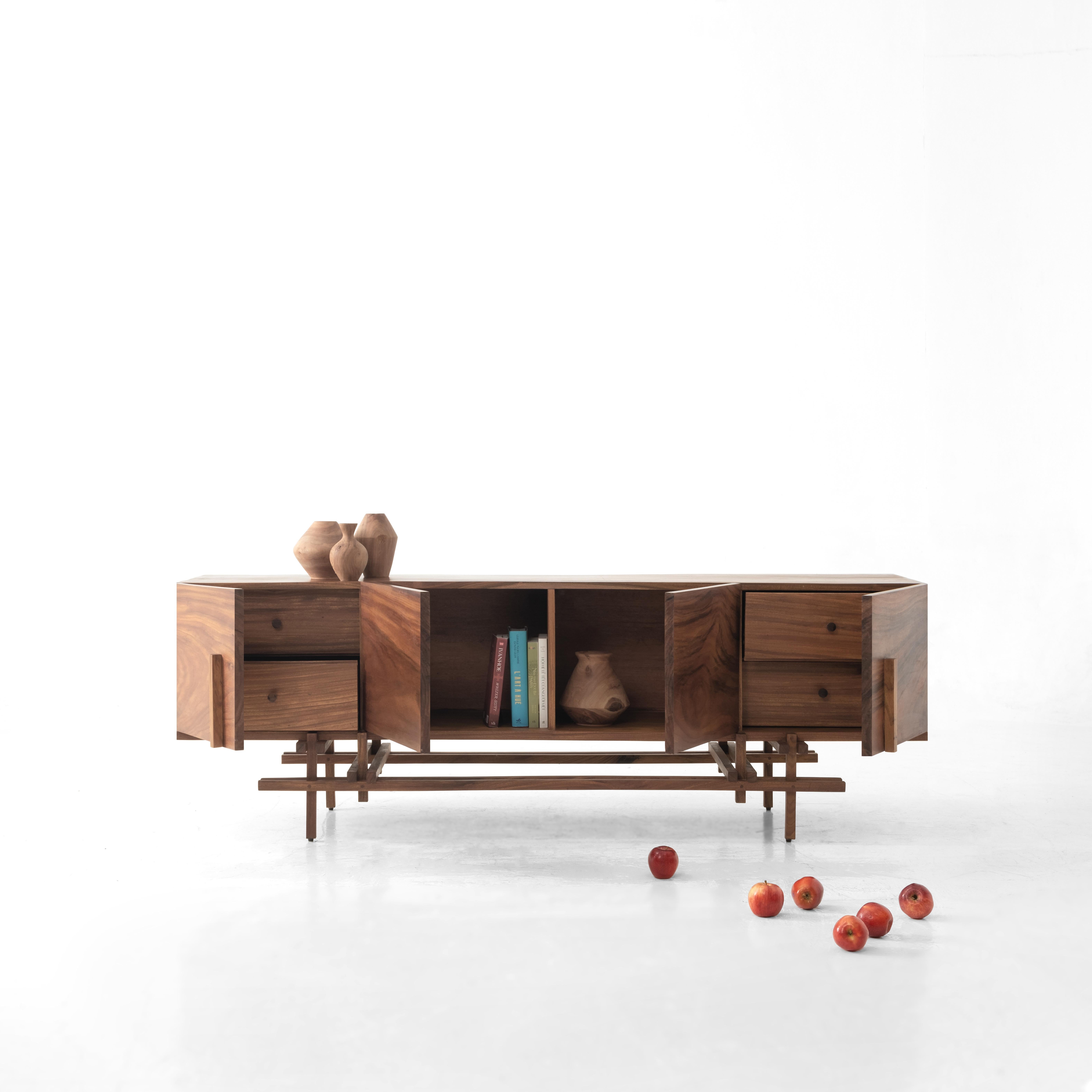 YEN-Schrank 01 aus Eiche und Nussbaum von ONON DETAILS
Abmessungen: B 50 x T 200 x H 67 cm. 
MATERIALIEN: Eiche, Nussbaum. 

Die Möbel von ONON Details werden von namhaften Designermarken, nationalen und internationalen Kunden für ihre Projekte und