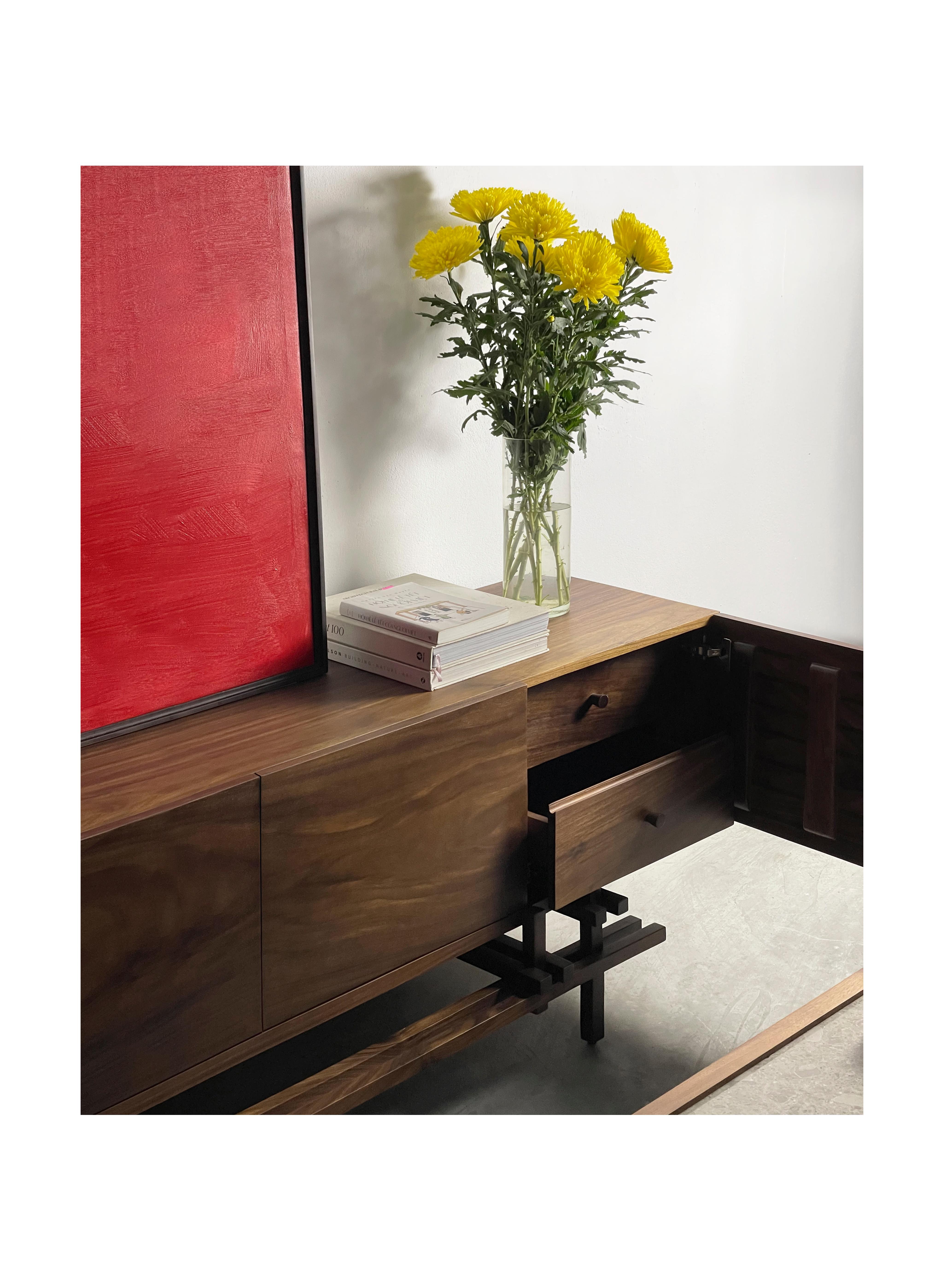 YEN-Schrank aus Eiche und Nussbaum 01 von ONON DETAILS (Postmoderne) im Angebot