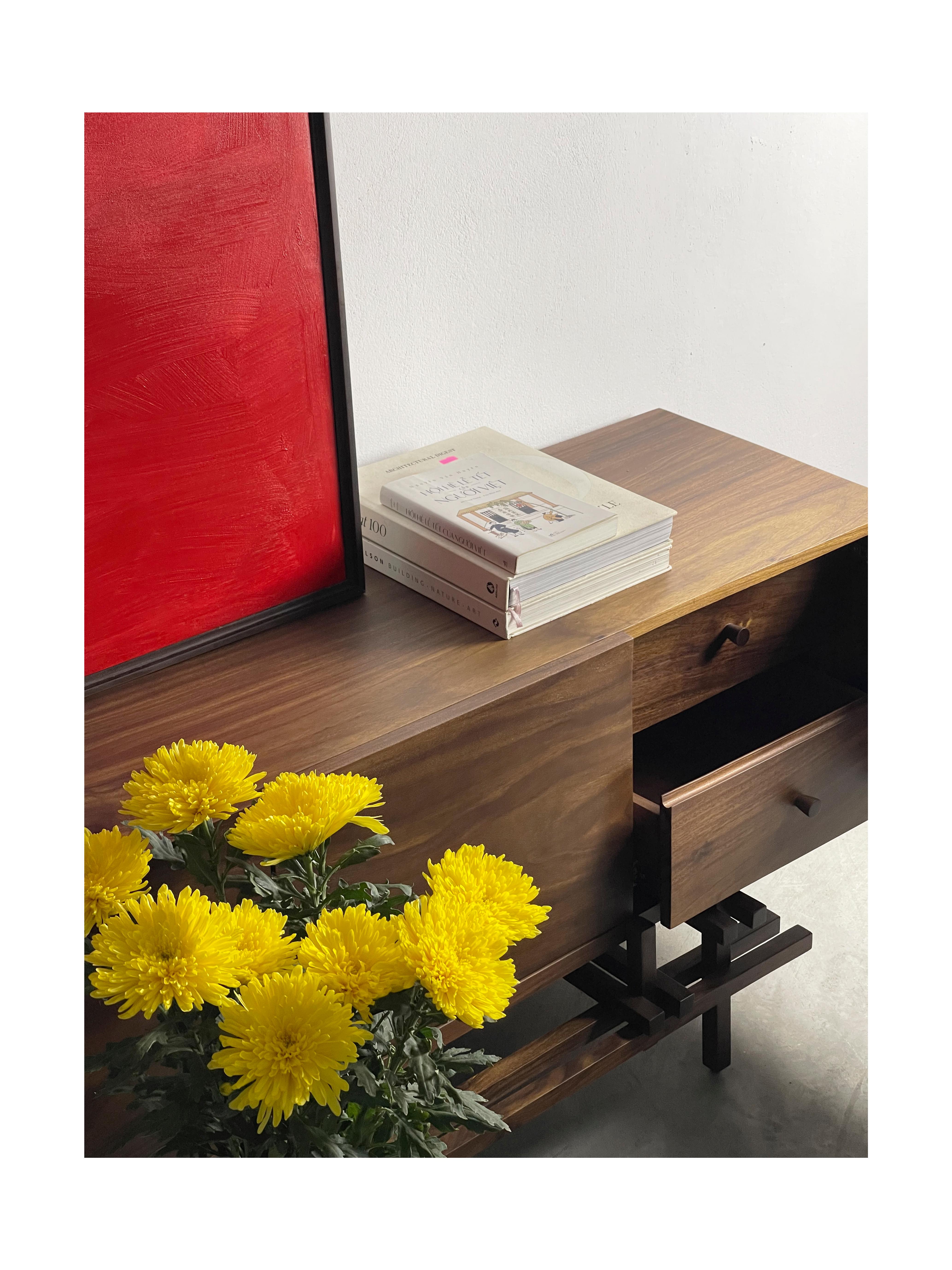 YEN-Schrank aus Eiche und Nussbaum 01 von ONON DETAILS (Vietnamesisch) im Angebot