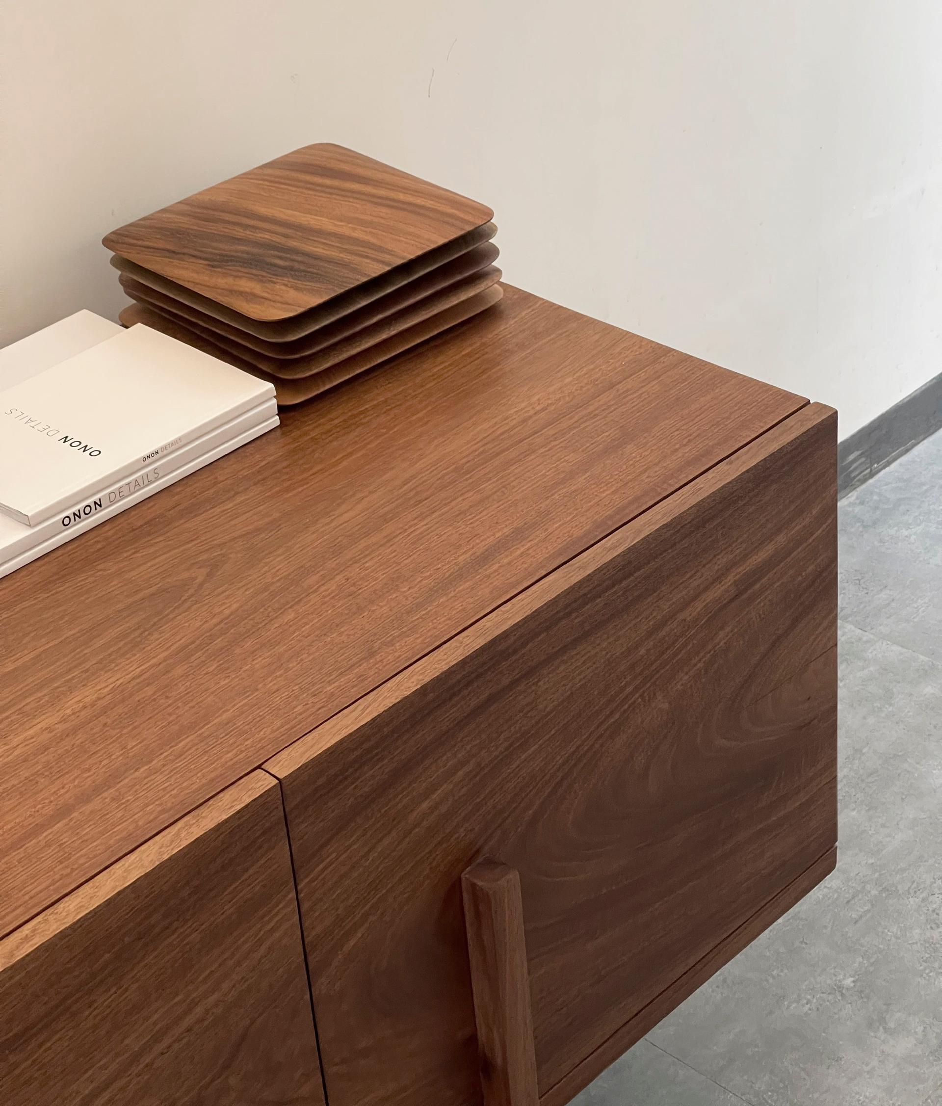 YEN-Schrank aus Eiche und Nussbaum 01 von ONON DETAILS im Zustand „Neu“ im Angebot in Geneve, CH