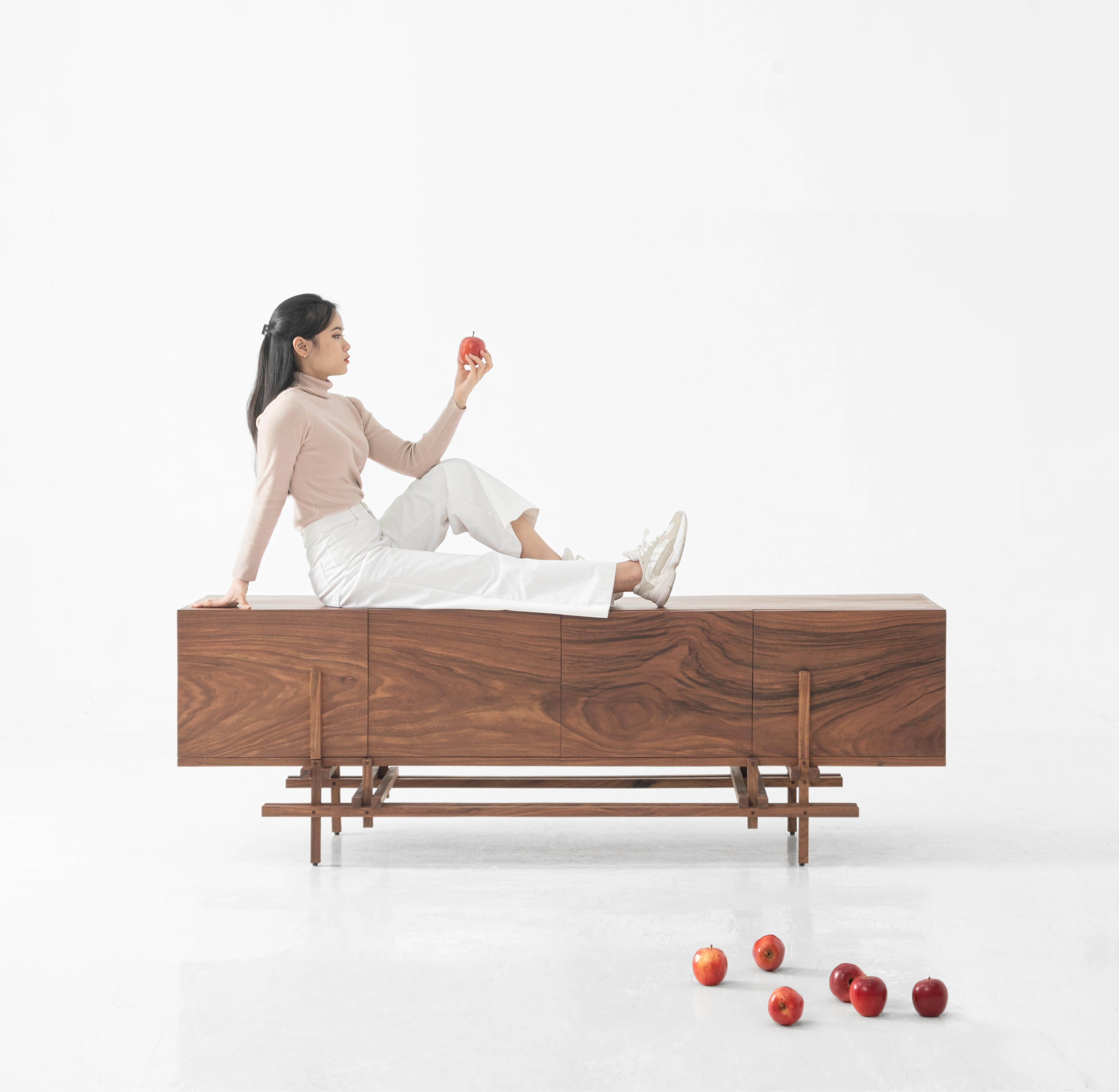 YEN-Schrank aus Eiche und Nussbaum 01 von ONON DETAILS im Angebot 1