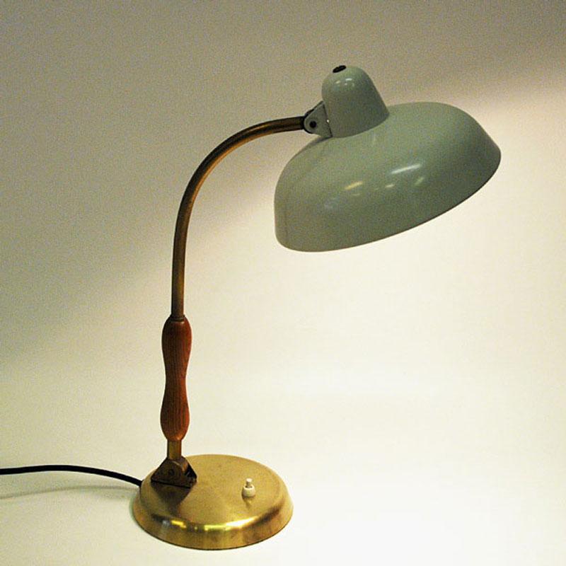 Lovely oak and metal table lamp mod 41065-1 probably ASEA, Sweden, 1950s. Oak pole, brass foot base with light switch. White lacquered lamp shade adjustable from side to side. Marked with model number. Good vintage condition. New electricity