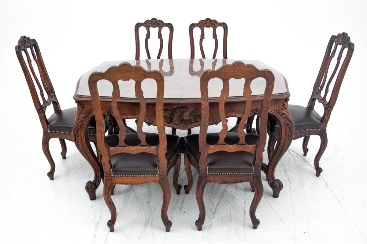 Table + 6 chairs, France, circa 1890.

Very good condition.

Wood: oak

dimensions

table: height 78 cm, length 153 cm, depth 113 cm

chairs height 108 cm height seat 45 cm width 52 cm depth 55 cm.