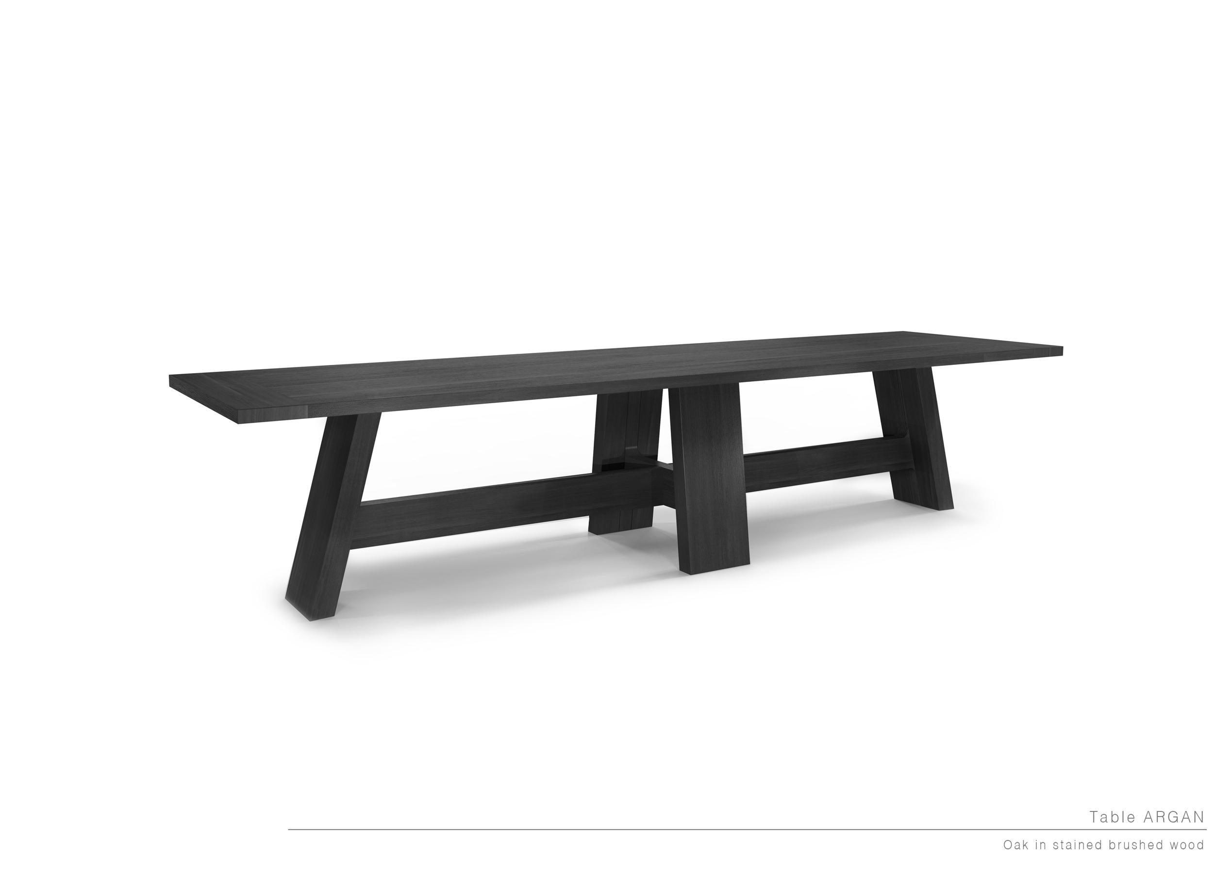 Table en chêne Argan sans arrondi par LK Edition.
Édition limitée. 
Dimensions : 250 x 100 x H 74 cm 
Matériaux : Chêne.

C'est avec le sens du détail et de l'exigence, cette recherche de l'exception par la sélection de matériaux nobles et sa