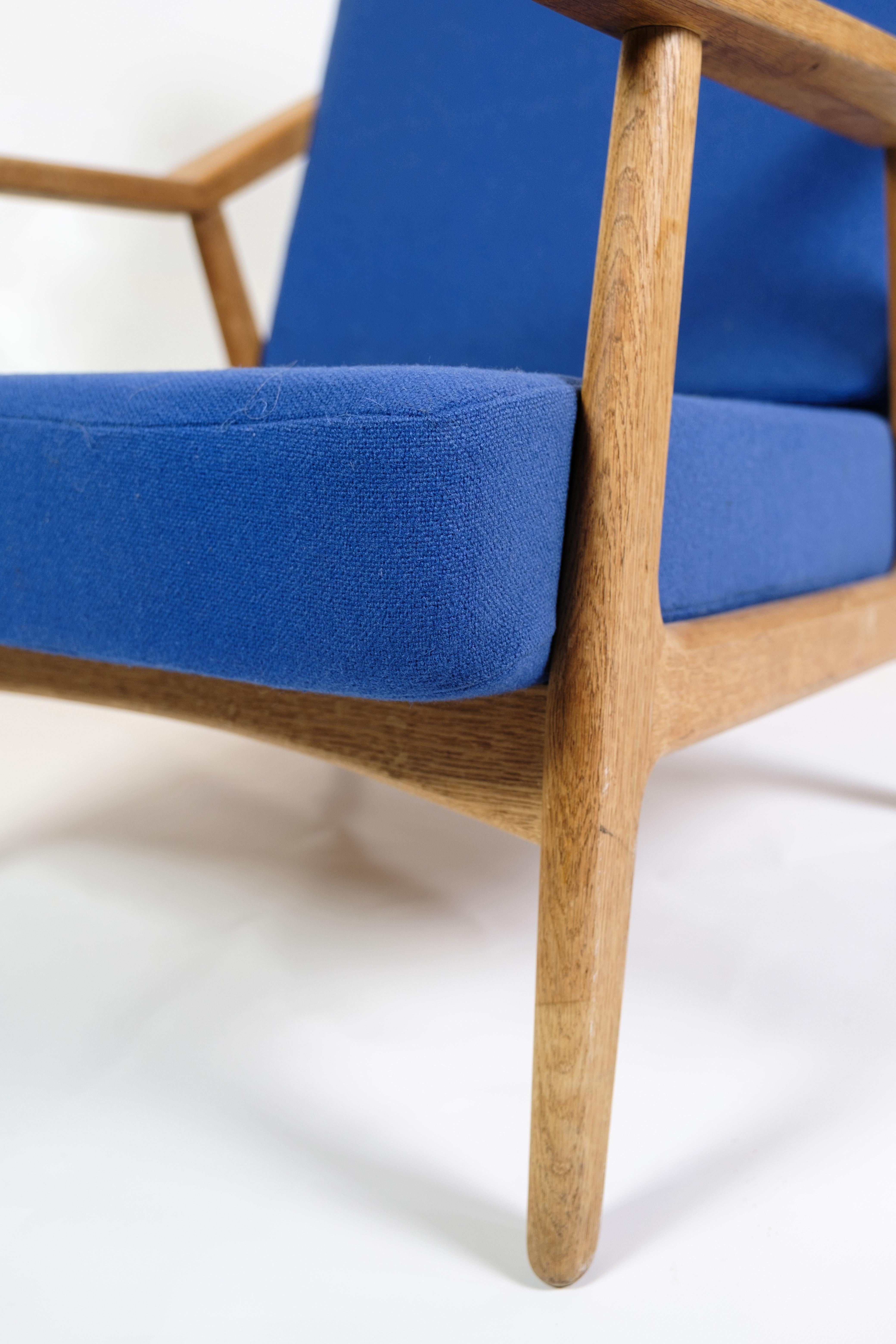 Fauteuil en chêne des années 1960, conçu par H. Brockmann-Petersen, tapissé de tissu bleu

Ce fauteuil en chêne, dont le design est attribué à H. Brockmann-Petersen et qui a été fabriqué dans les années 1960, représente une quintessence du mobilier