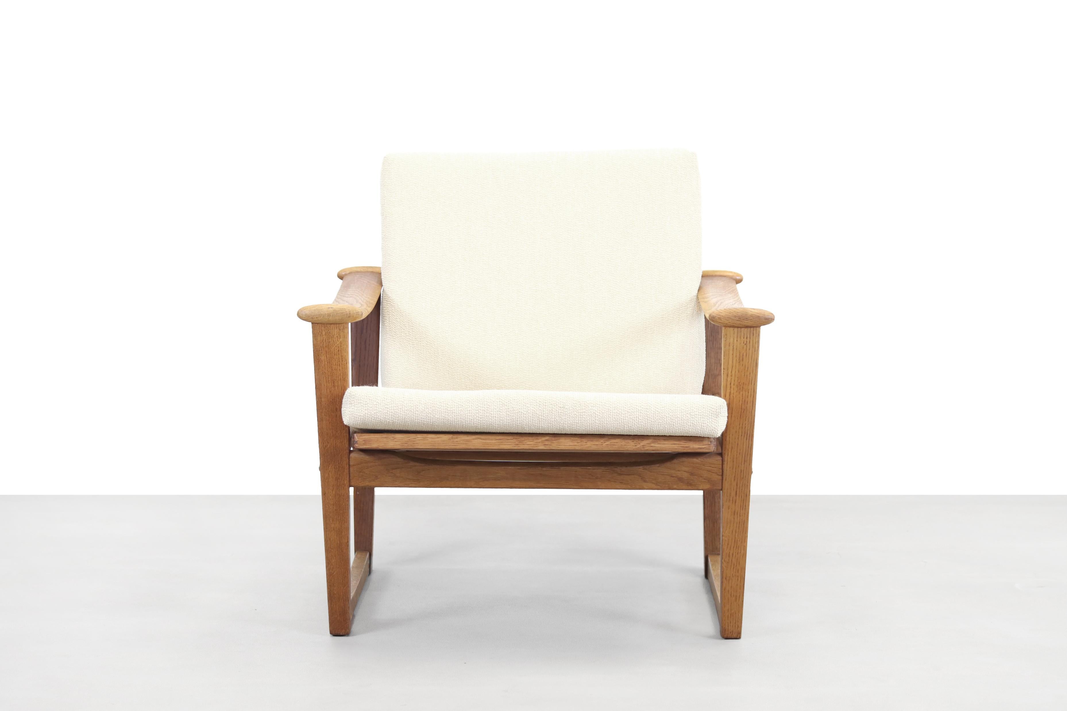 This Oak armchair is designed by M. Nissen and sold in the Netherlands by the Dutch manufacturer Pastoe. This armchair is often attributed online to Finn Juhl, but despite its many similarities, Finn Juhl is not the designer of this chair. The frame