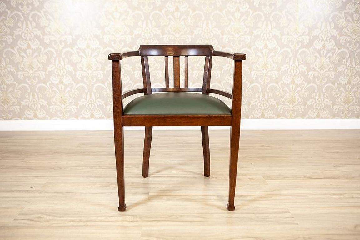 Oak armchair from the interwar period with leather seat

We present you this wooden armchair from the Interwar Period with a leather seat.
The form of the whole piece is simple, with an arched backrest and armrests.

Presented armchair is after