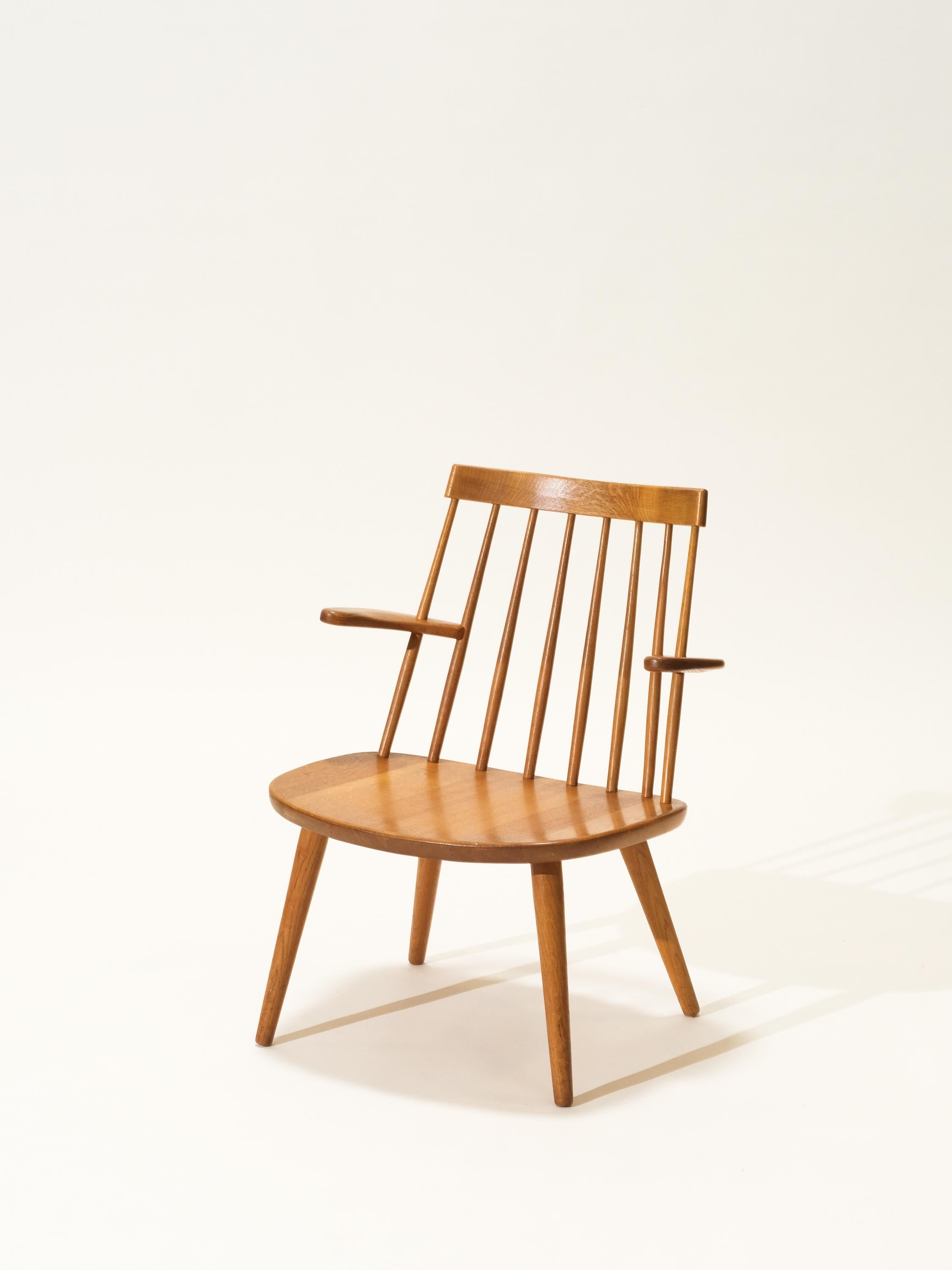 Easy chair with oak frame and armrests. Model 