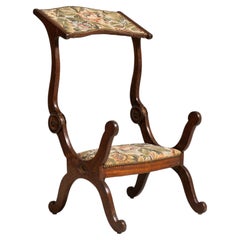 Chaise curule du XIXe siècle en noyer, recouverte d'une tapisserie à motifs floraux