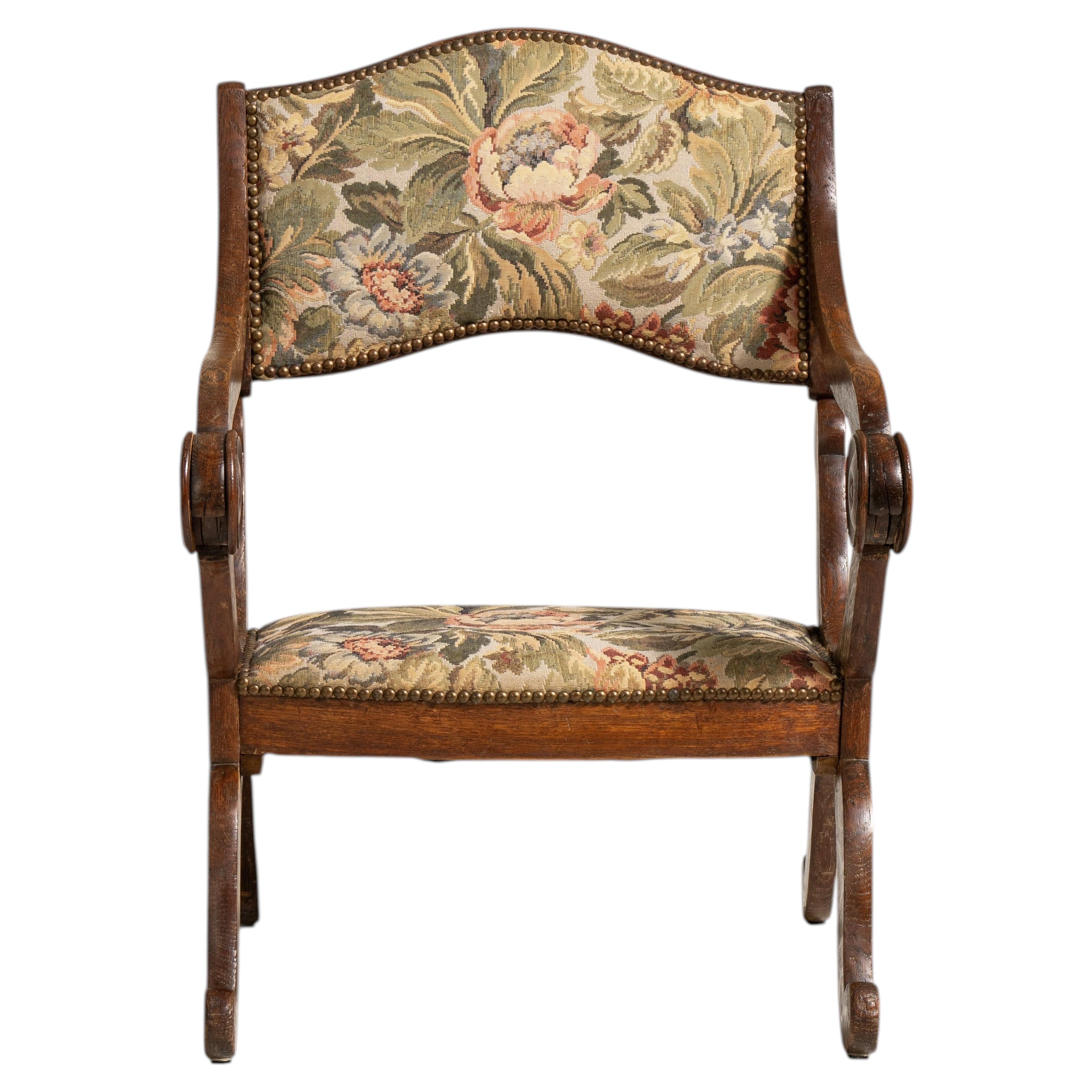 Sillón de roble con tapizado de tapiz en venta