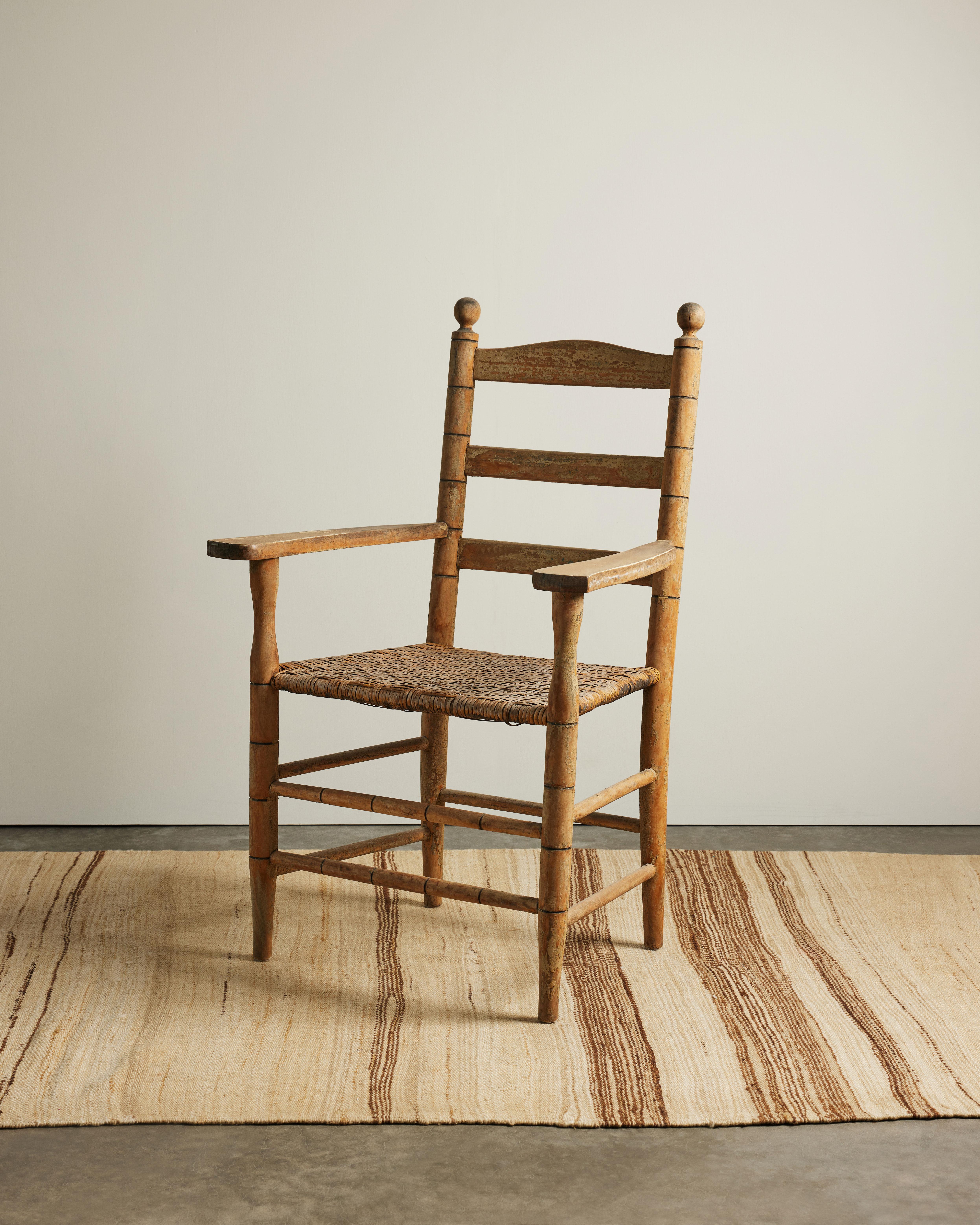 Silla rústica de roble patinado con asiento de mimbre tejido. Adecuada para un entorno envejecido, de estilo granjero o antiguo, esta pieza presume de carácter histórico y refinada artesanía.

Con detalles tallados y torneados en el respaldo, los