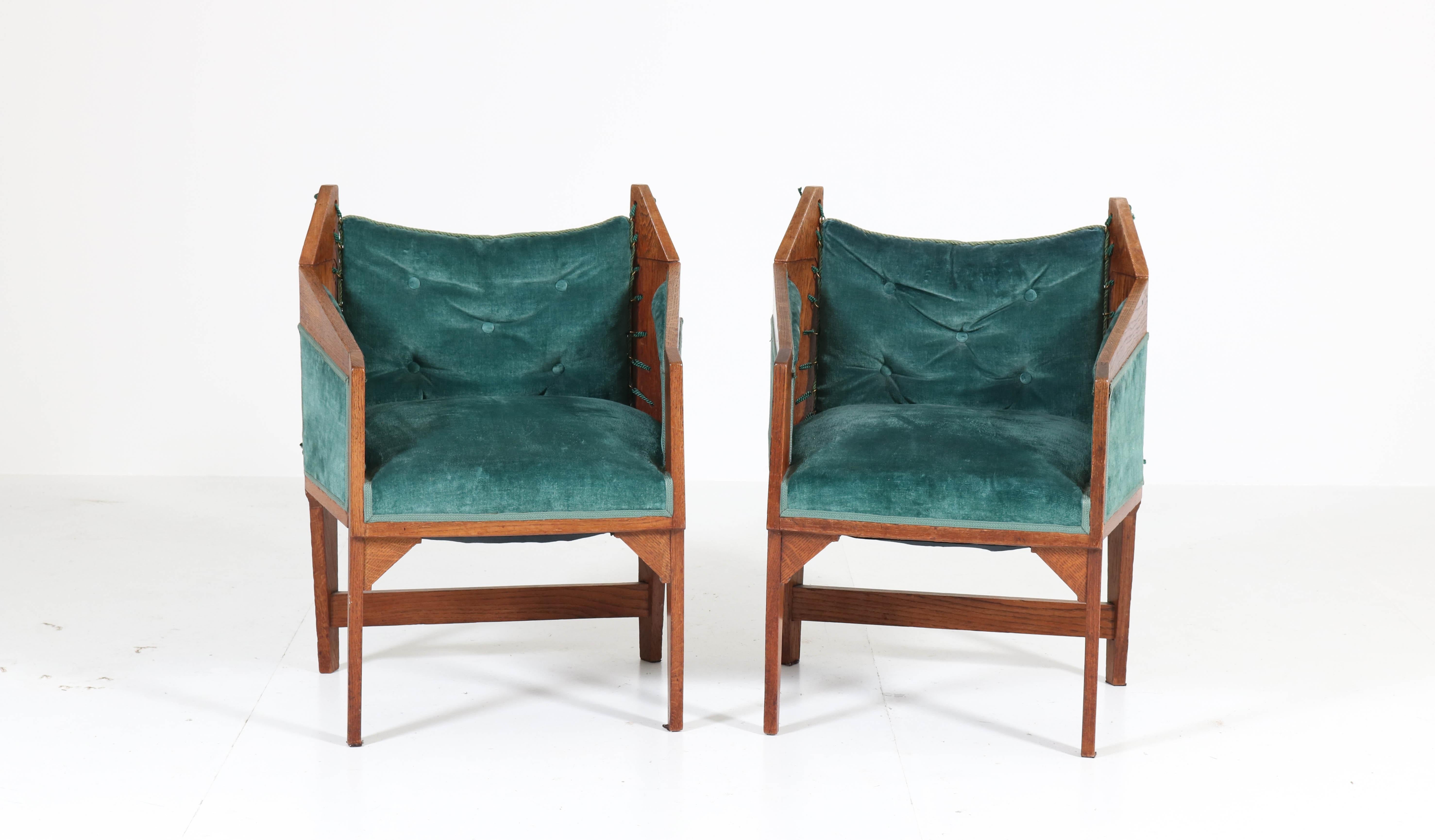 Stunning and rare pair of Art Deco Amsterdam School armchairs.
Design attributed to H. van Dorp.
Striking Dutch design from the 1920s.
Solid oak with green emerald upholstery.
In good original condition with minor wear consistent with age and