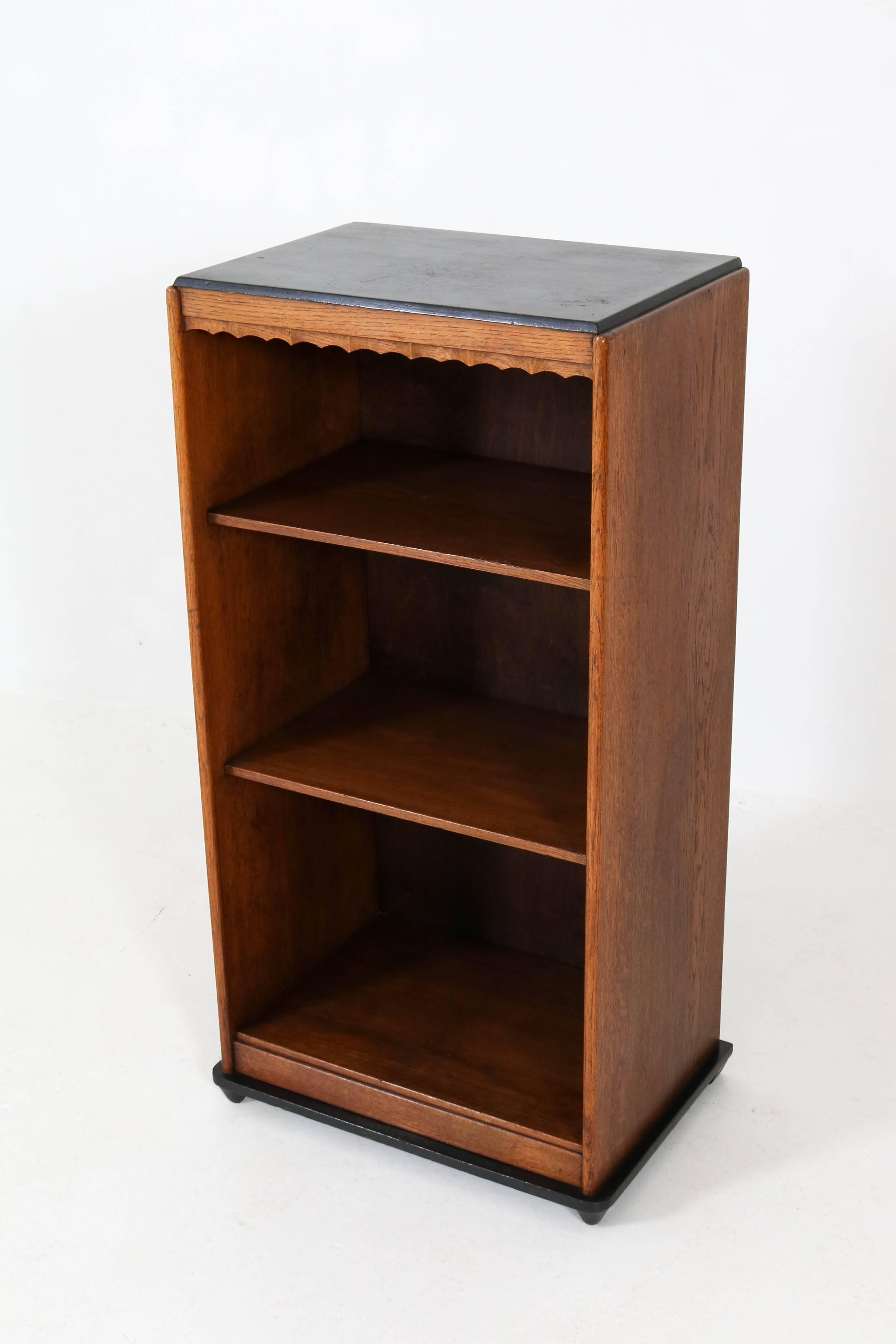 Offered by Amsterdam Modernism:
Stunning and rare Art Deco Amsterdam School bookcase by Willem Penaat for Metz & Co.
Solid oak with original black lacquered top and bottom.
Striking Dutch design from the 1920s.
Brand marked underneath the bottom.
In