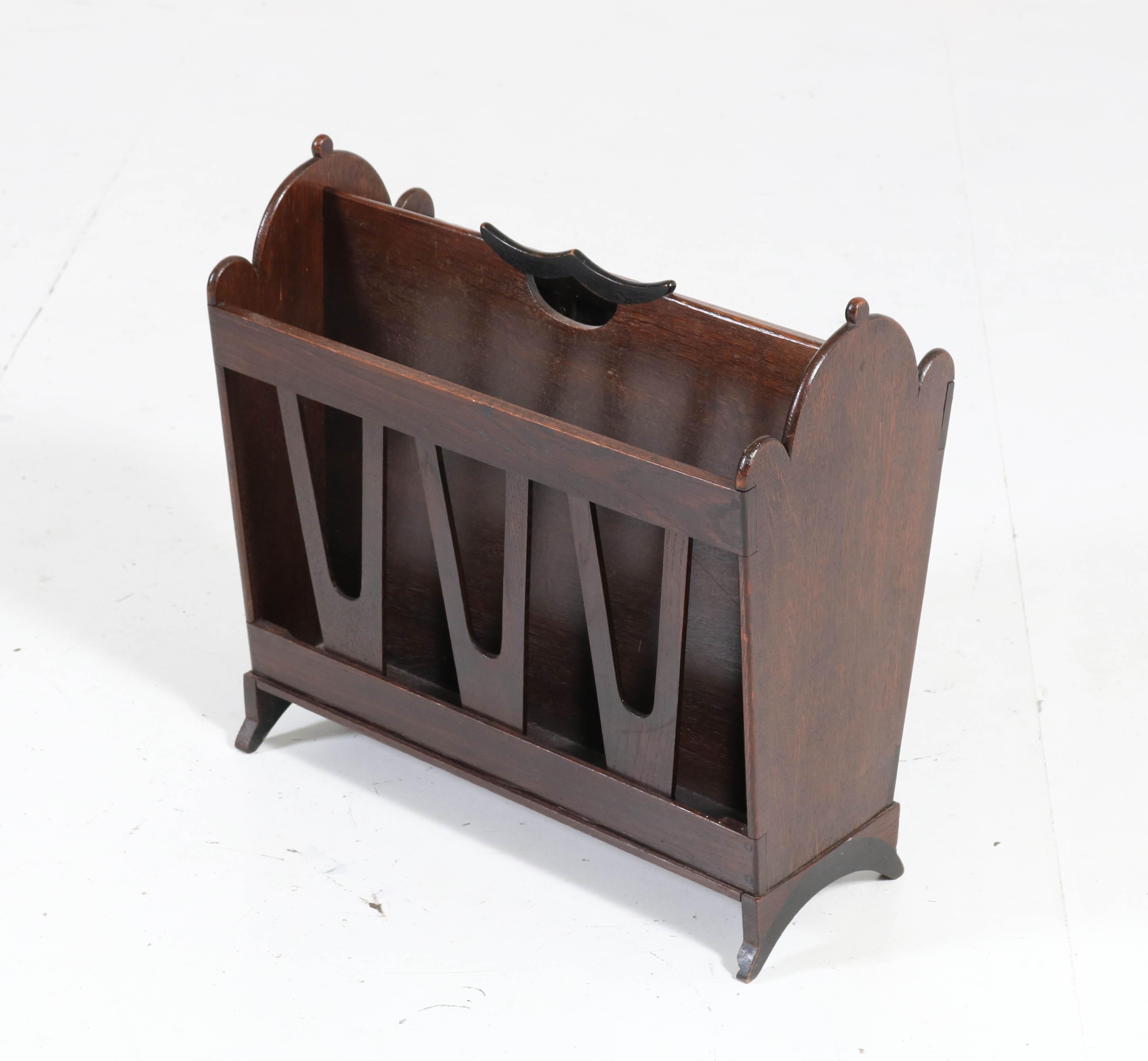 Wonderful and rare Art Deco Amsterdam School magazine rack.
Design by Willem Penaat for Metz & Co. Amsterdam.
Striking Dutch design from the 1920s.
Solid oak with original black lacquered details.
In very good original condition with minor wear