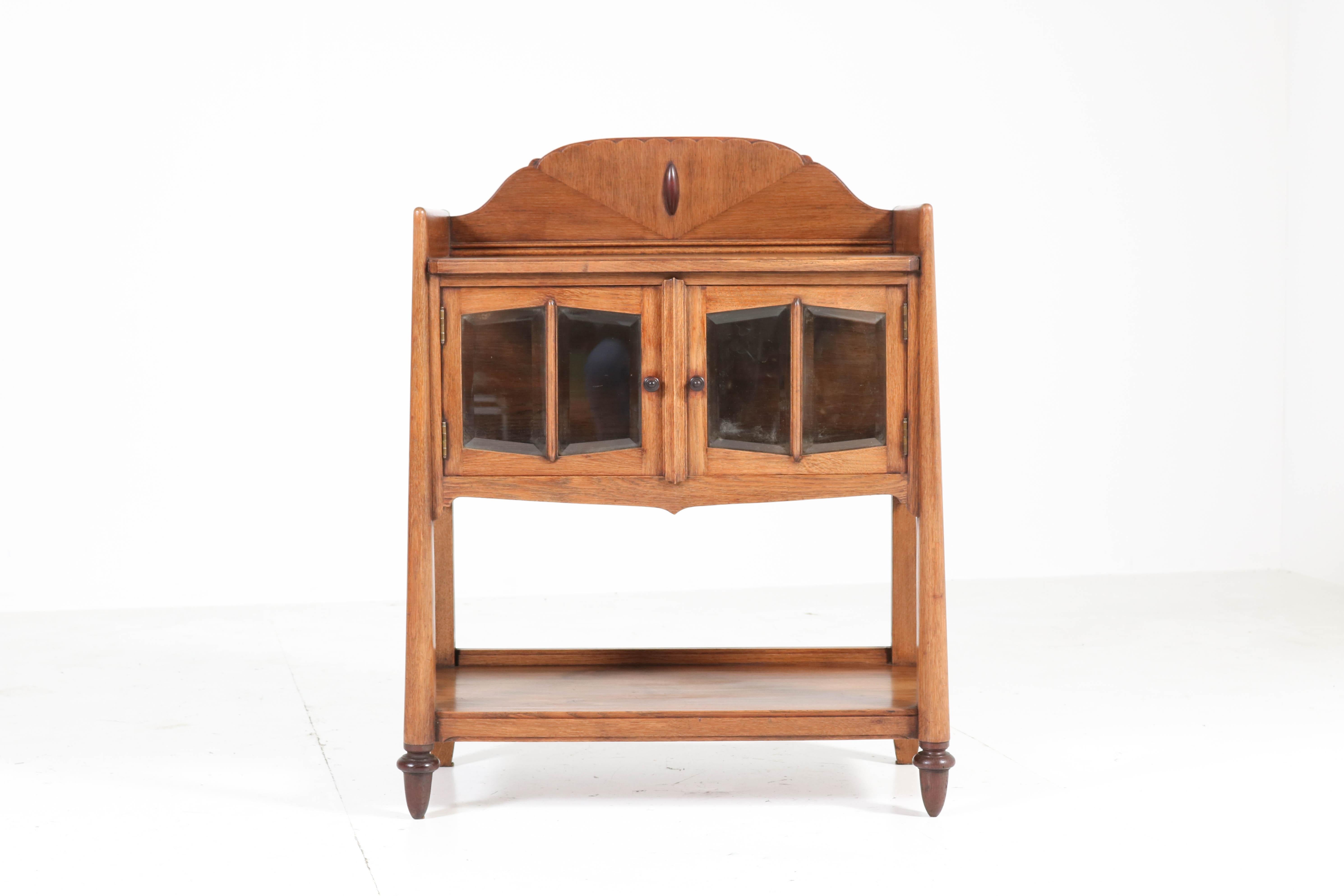 Wonderful Art Deco Amsterdam School tea cabinet.
Design by S. Speelman Wz Rotterdam.
Striking Dutch design from the 1920s.
Solid oak with original beveled glass in the two doors.
Marked with original manufacturers tag.
In very good condition