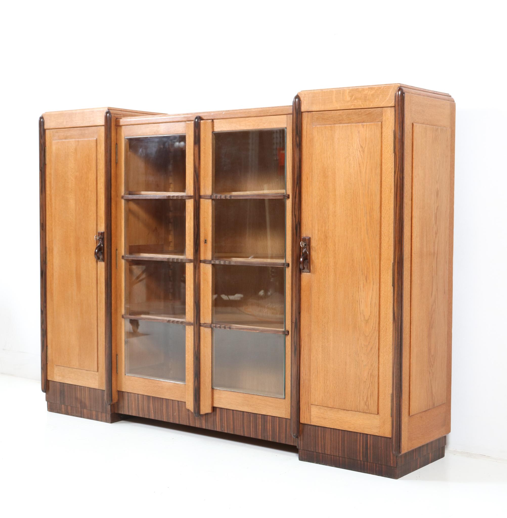 Magnificent and rare Art Deco Amsterdamse School bookcase.
Striking Dutch design from the 1920s.
Solid oak and original oak veneer with solid macassar ebony and original macassar ebony veneer.
Nine original solid oak shelves, adjustable in