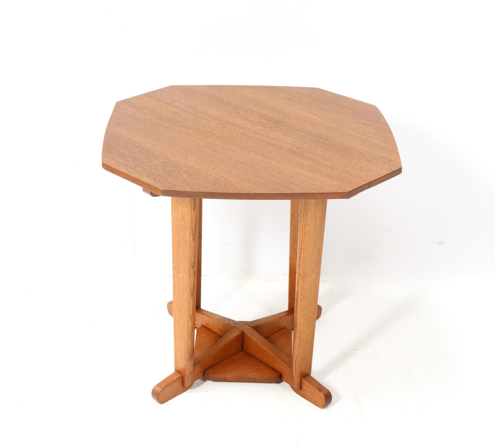 Stunning and rare Art Deco Amsterdamse School center table.
Striking Dutch design from the 1920s.
Solid oak well designed base with original solid oak top.
This wonderful Art Deco Amsterdamse School center table is in very good original condition