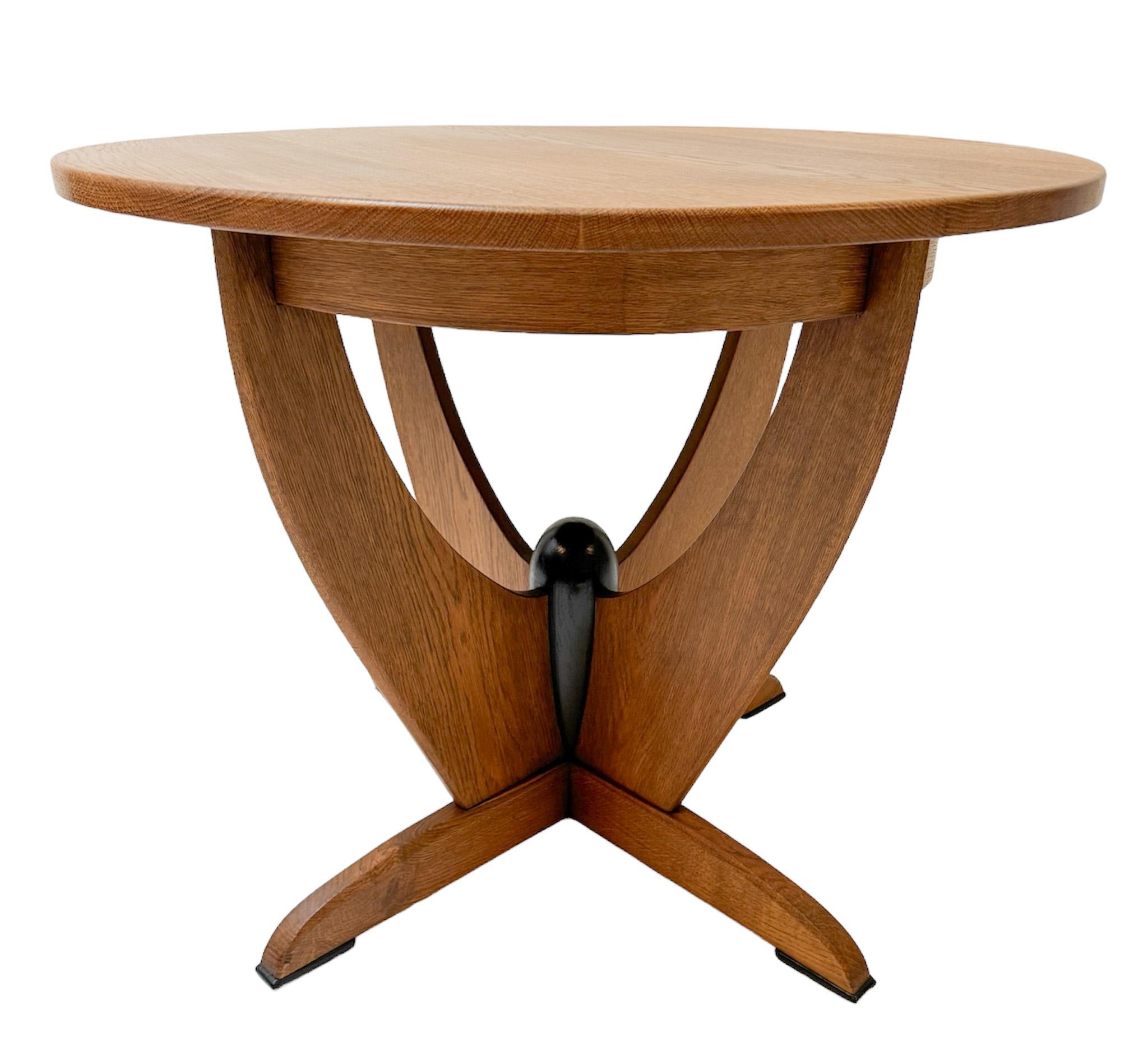 Magnificent and rare Art Deco Amsterdamse School center table.
Design by Paul Bromberg for Metz & Co. Amsterdam.
Striking Dutch design from the 1920s.
Solid oak base with original black lacquered elements.
Original solid oak round top.
This