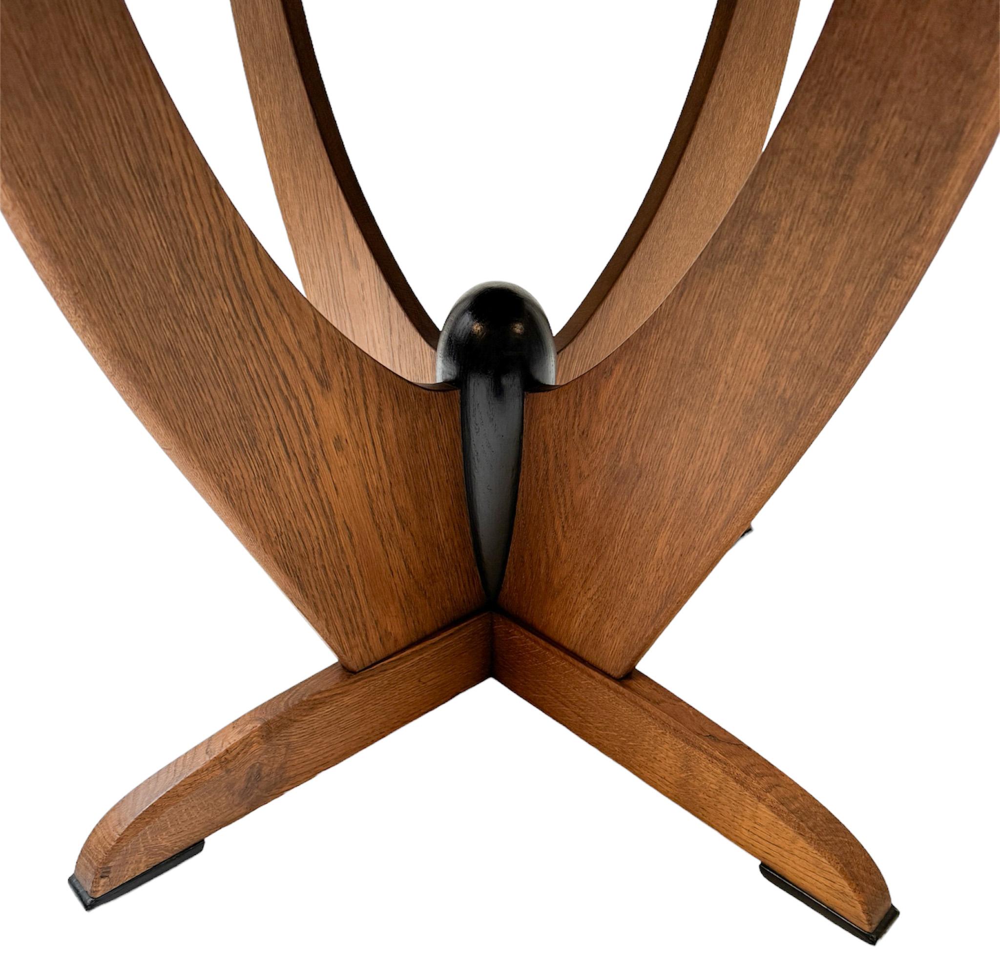 Magnifico e raro tavolo centrale della Scuola di Amsterdam in stile Art Déco.
Design di Paul Bromberg per Metz & Co. Amsterdam.
Un sorprendente design olandese degli anni '1920.
Base in rovere massiccio con elementi originali laccati in nero.
Piano