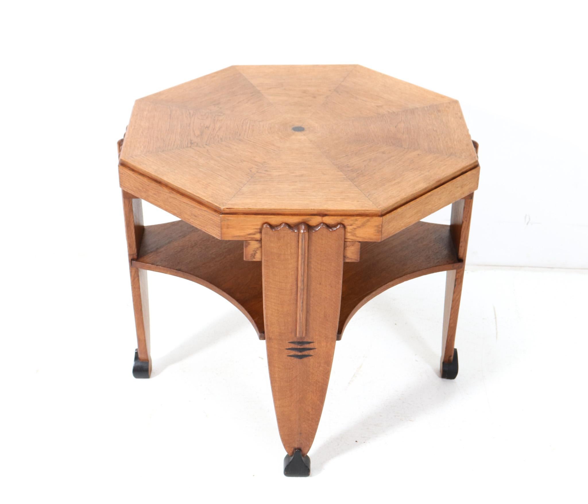 Magnificent and rare Art Deco Amsterdamse School coffee table.
Striking Dutch design from the 1920s.
Solid oak stylish frame with original oak veneered top.
This wonderful Art Deco Amsterdamse School coffee table is in very good original