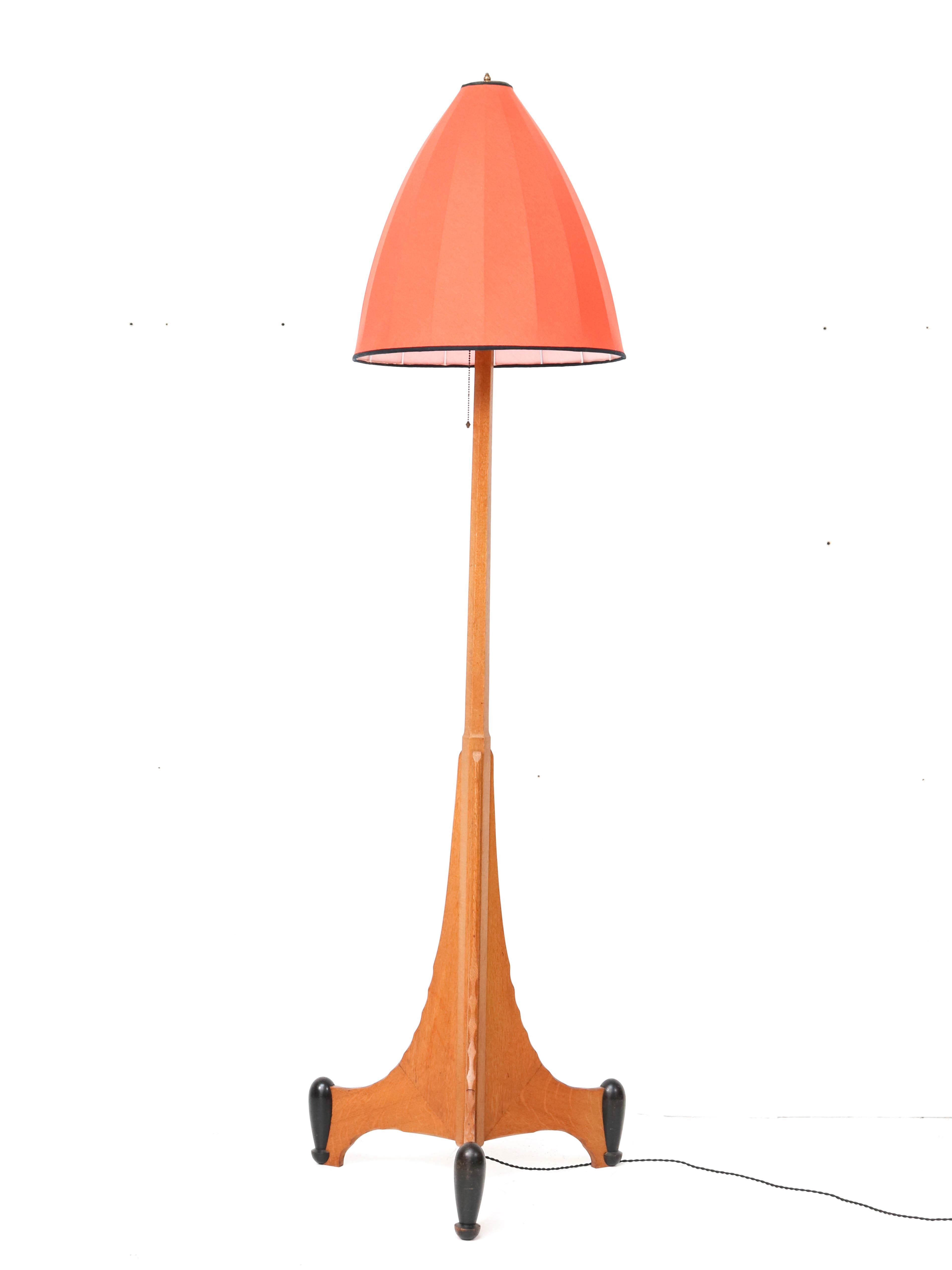 Stunning and rare Art Deco Amsterdam School floor lamp.
Design by C.H. Eckhart Rotterdam.
Striking Dutch design from the 1920s.
Solid oak base with re-upholstered silk shade.
Rewired with one original socket for E27 light bulb.
In very good