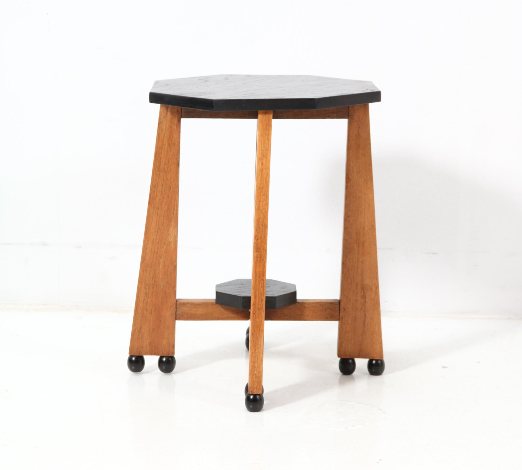 Stunning and rare Art Deco Amsterdamse school side table.
Striking Dutch design from the 1920s.
Solid oak with original black lacquered wooden tops.
This wonderful Art Deco Amsterdamse School side table is in very good condition with minor wear