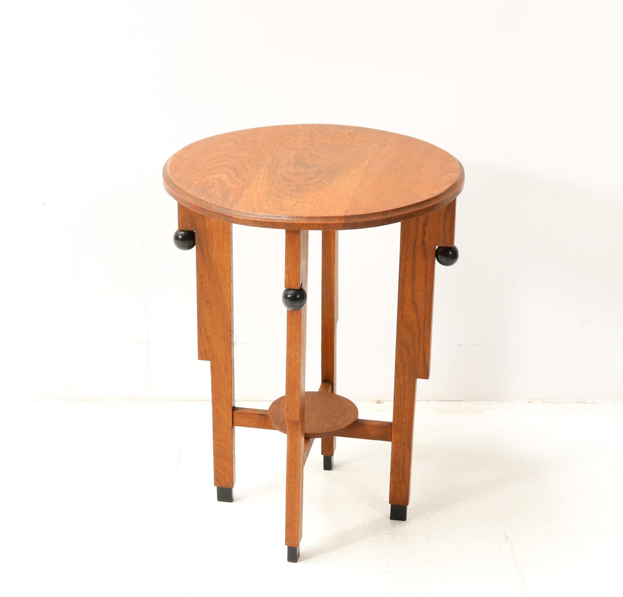 Stunning and rare Art Deco Amsterdamse School side table.
Striking Dutch design from the 1920s.
Solid oak base and top with original black lacquered elements.
This wonderful Art Deco Amsterdamse School side table is in very good original