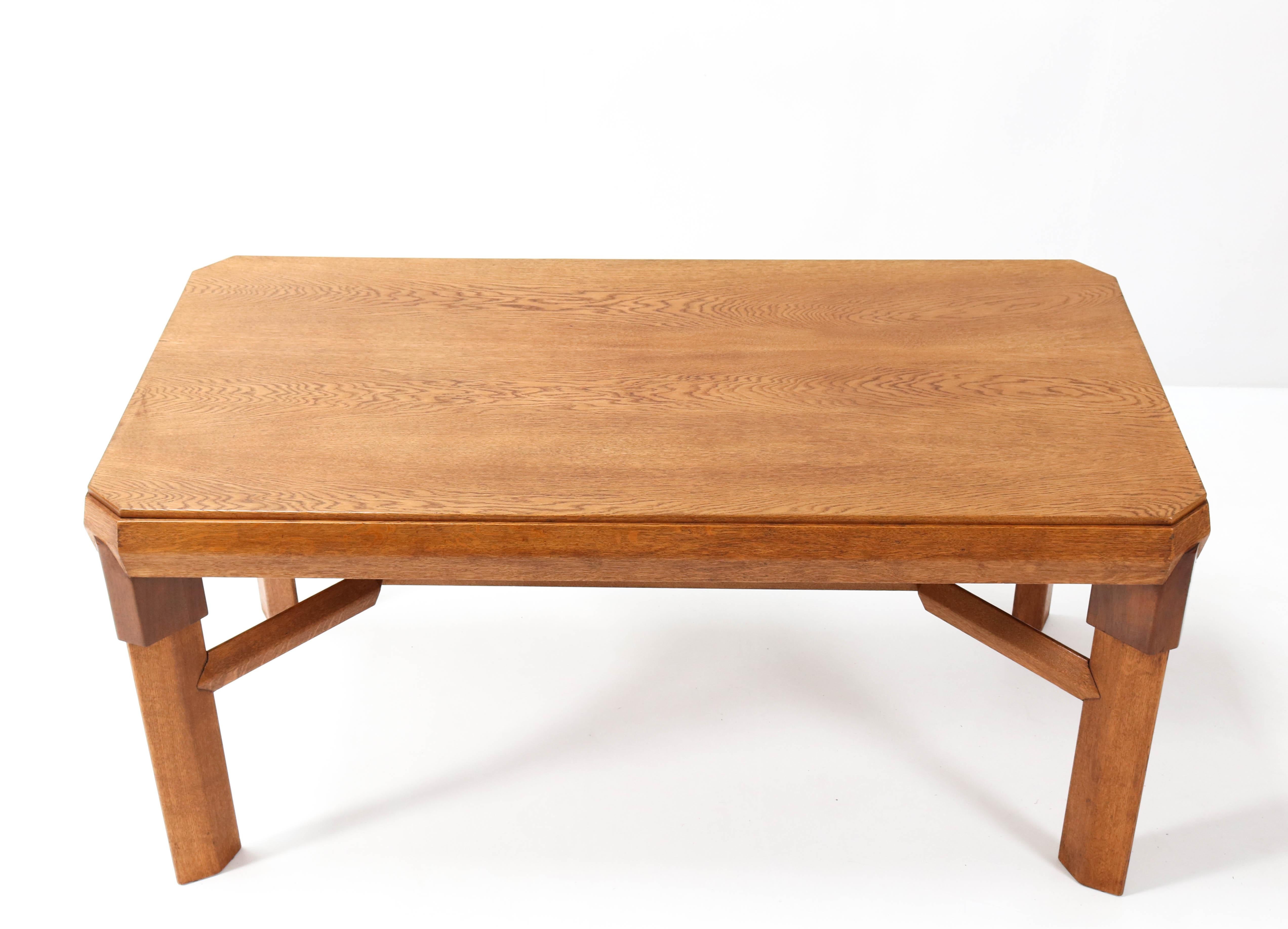 Magnificent and ultra rare Art Deco Amsterdamse School dining room table.
Design by Willem Retera Wzn for Wed. Ingenhoes Amsterdam.
Striking Dutch design from 1918.
Solid oak with original padouk lining.
This wonderful piece of furniture was