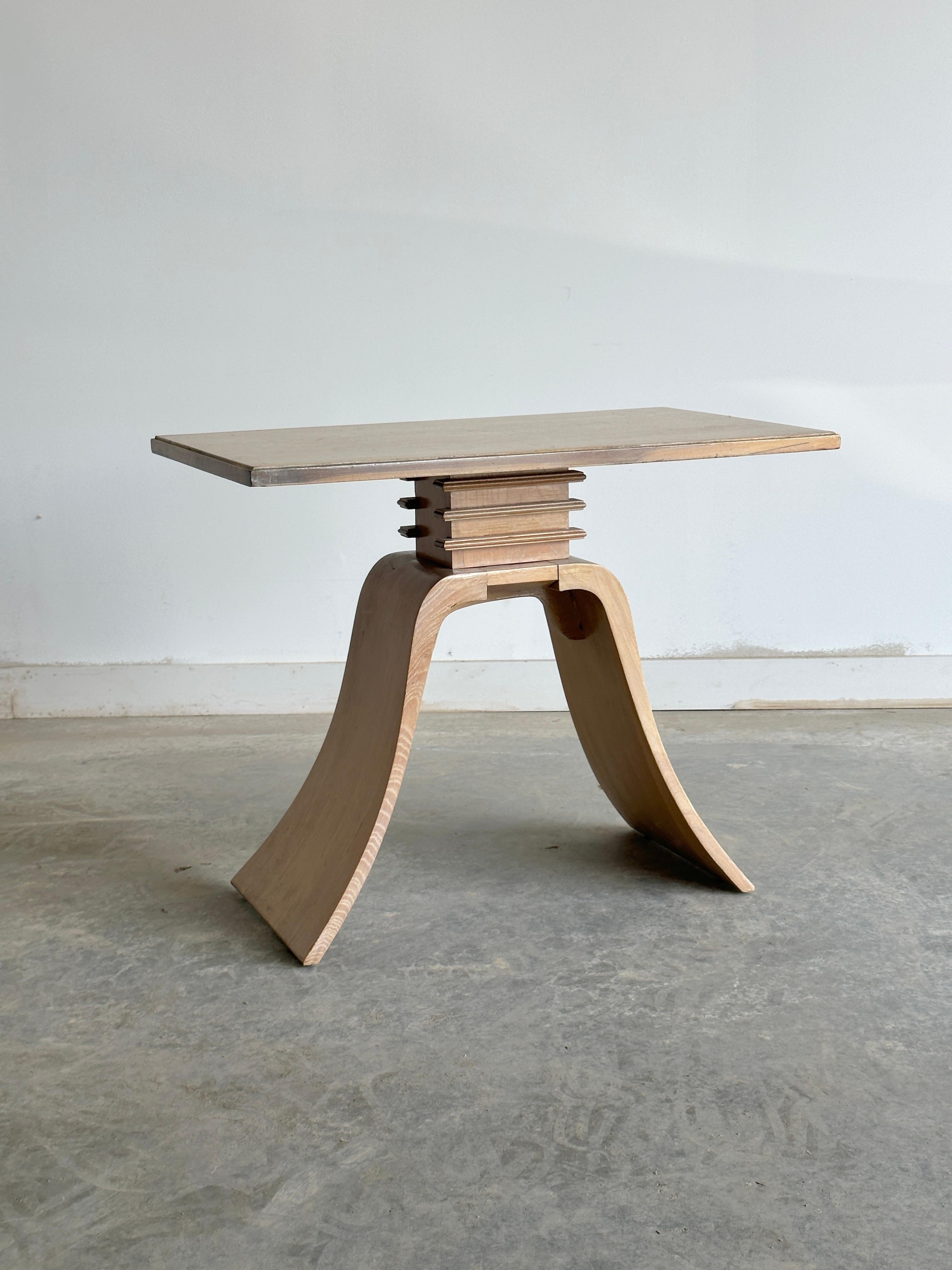 Cette table d'appoint est un merveilleux exemple du design Art déco, créé par le célèbre architecte et fabricant de meubles Paul Frankl, connu pour ses meubles inspirés des gratte-ciel et son utilisation pionnière du rotin.

Cette pièce n'est pas