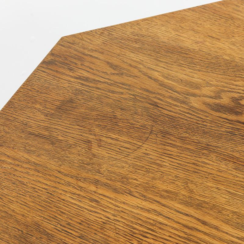 Eiche Art Deco Mitteltisch (Niederländisch) im Angebot