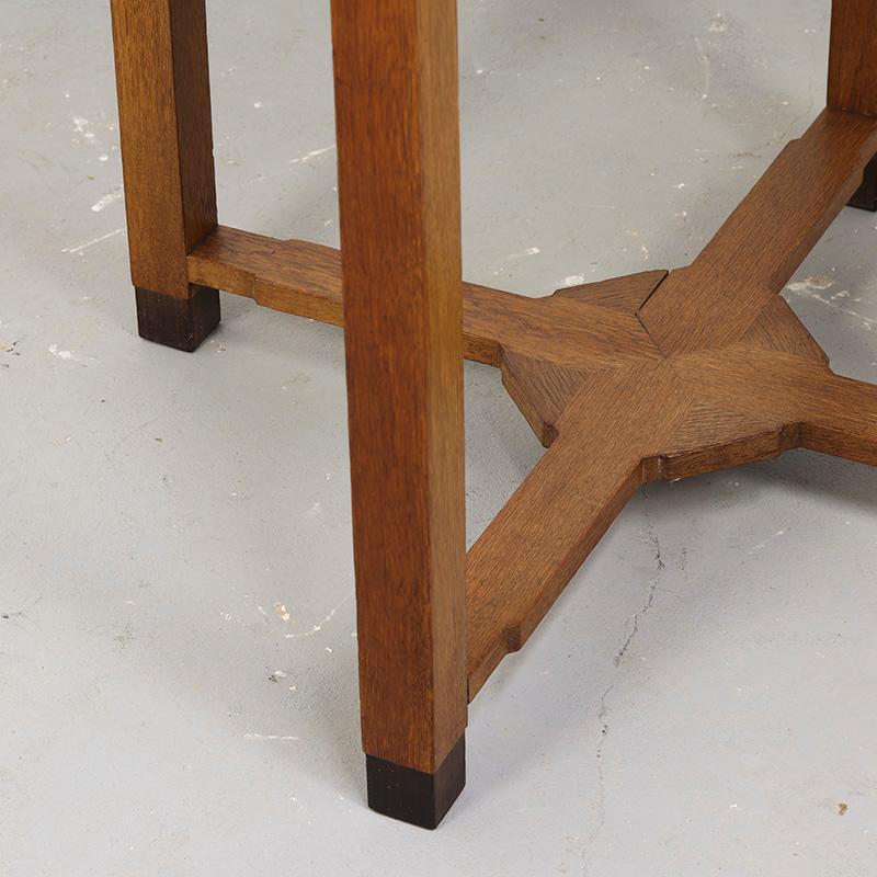 Eiche Art Deco Mitteltisch (Mitte des 20. Jahrhunderts) im Angebot