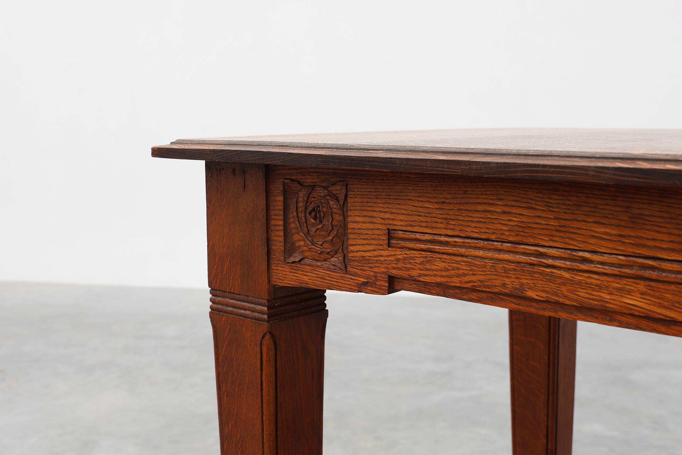 France / 1920 / Dining Table / Oak / Art Deco

A rectangular dining table in full oak with carved designs on the frieze and a top with rounded corners. The design in Art Deco style exudes simplicity, functionality and craftsmanship, perfect for an