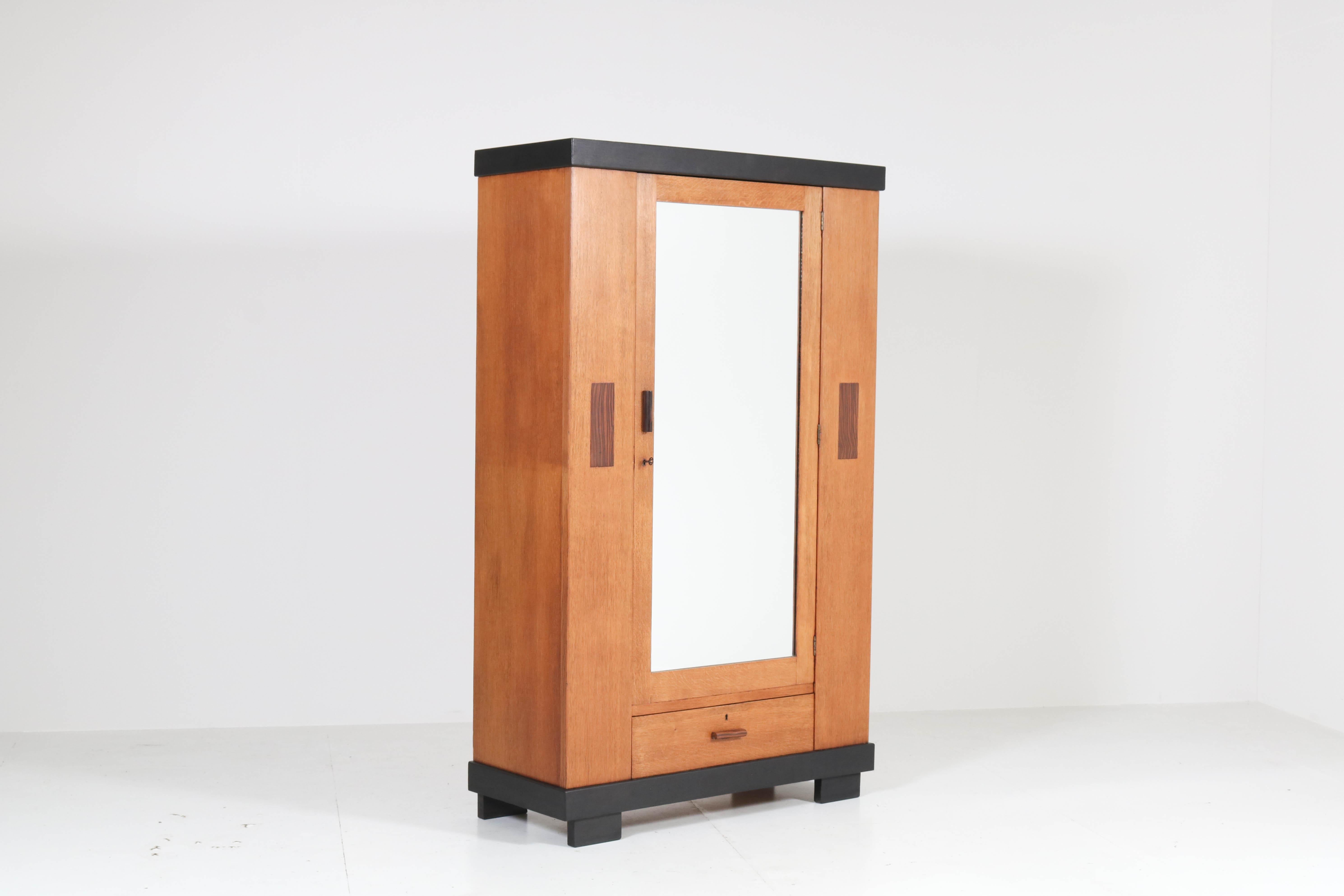 Wonderful and rare Art Deco Haagse School armoir or wardrobe.
Design by Anton Lucas Leiden.
Striking Dutch design from the 1920s.
Solid oak with original oak veneer.
Four original oak shelves.
This armoir can be dismantled for safe
