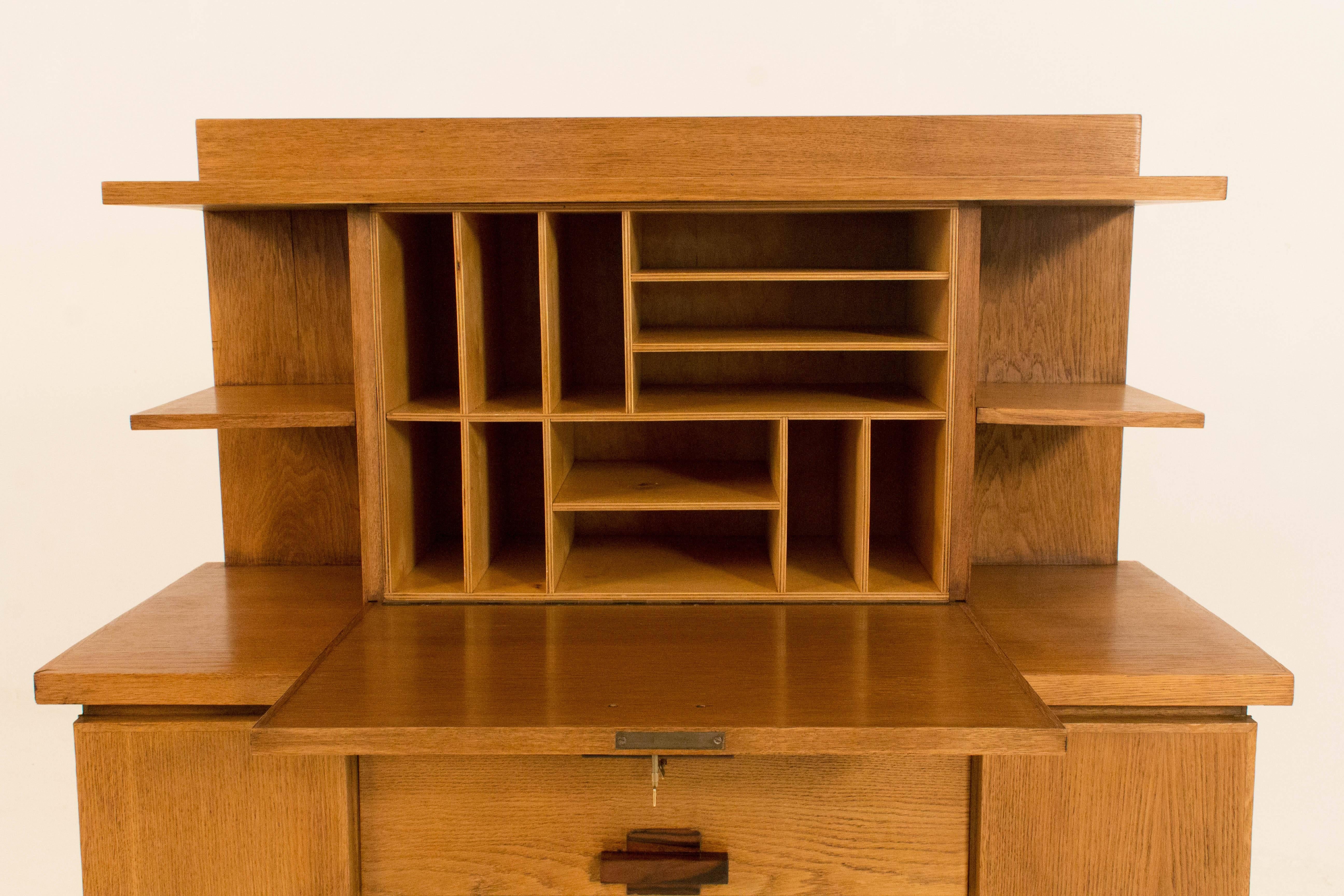 Oak Art Deco Haagse School Bookcase with Drop-Front Desk by P.E.L.Izeren, 1920s In Good Condition In Amsterdam, NL