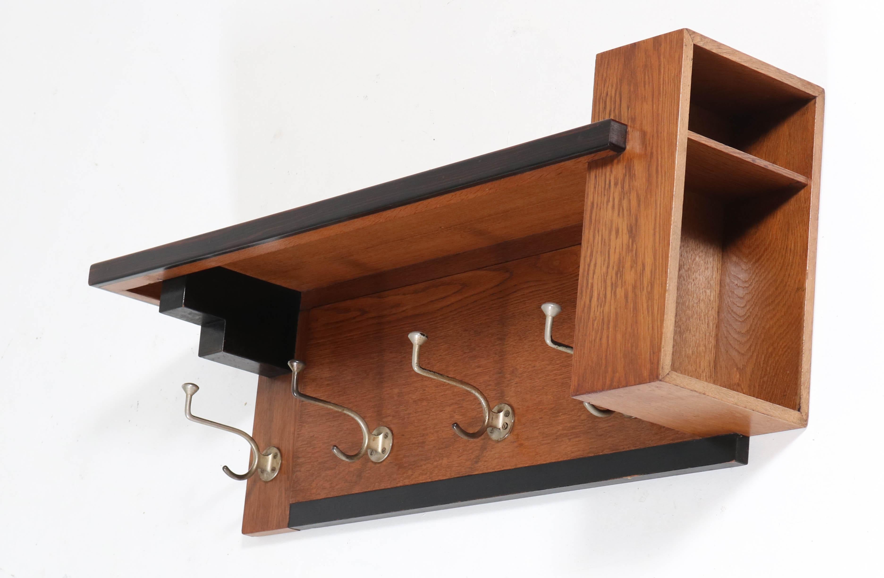 Stunning Art Deco Haagse School coat rack.
Design by P.E.L. Izeren for Genneper Molen.
Striking Dutch design from the 1920s.
Solid oak with four original metal hooks.
Marked on the back, see image 10.
In good original condition with minor wear