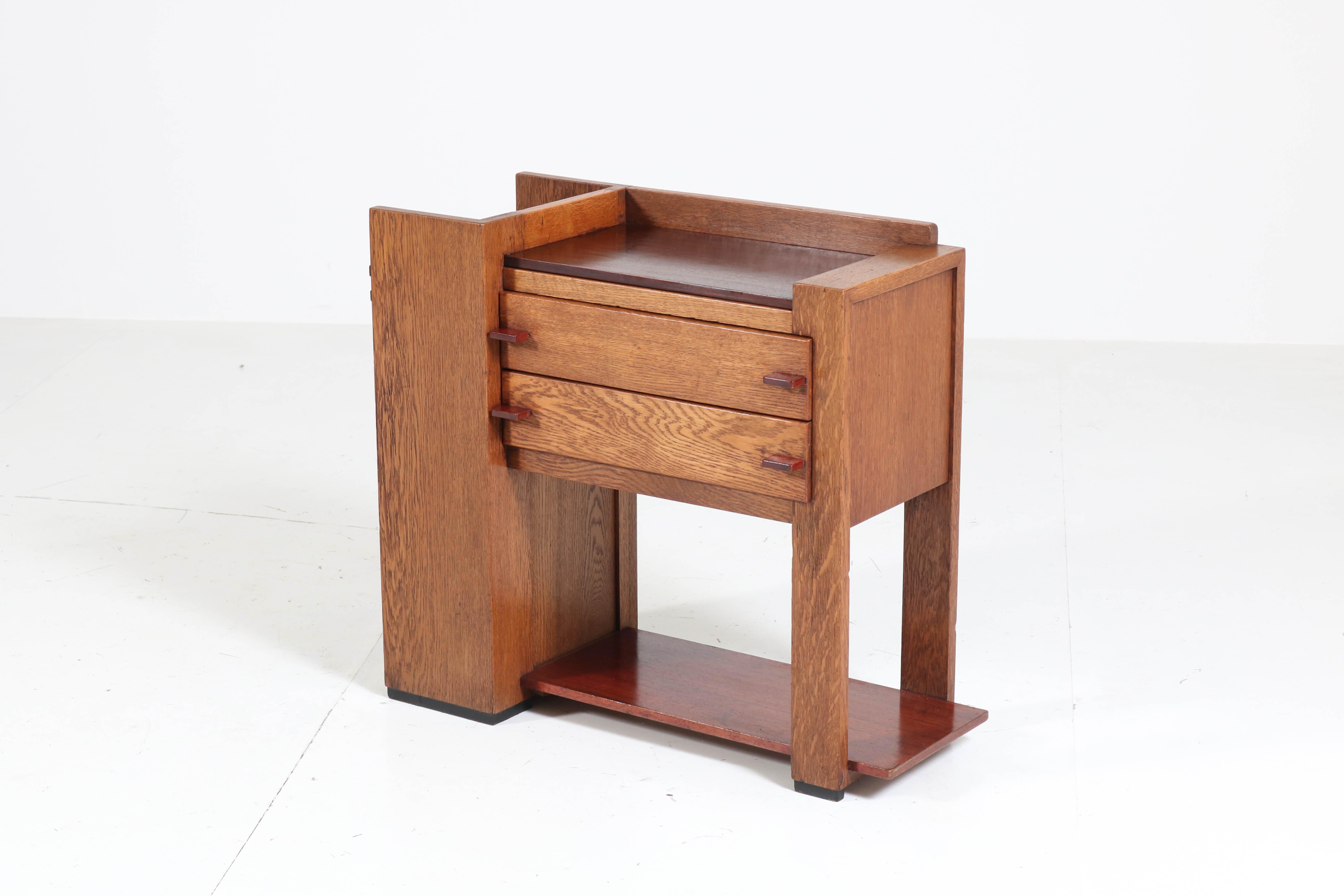 Stunning and rare Art Deco Haagse School hall cabinet.
Design by H. Kempkes jr. for A. Kempkes & Co.
Striking Dutch design from the 1920s.
Solid oak and padouk with integrated umbrella stand.
See image 14 for the 1920s image!
In good original