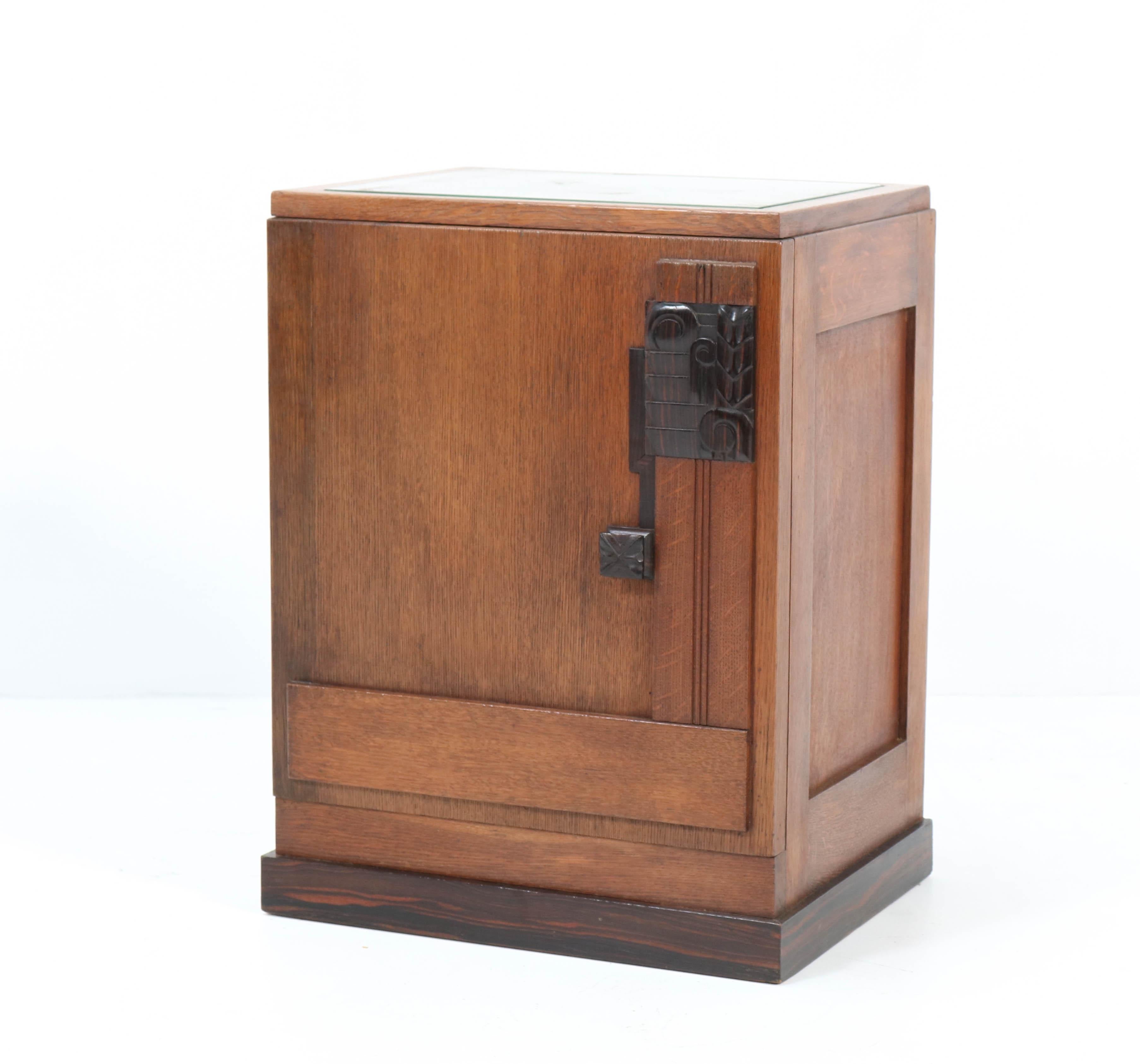 Wonderful Art Deco Haagse School nightstand or bedside table.
Striking Dutch design from the 1920s.
Solid oak and oak veneer with solid Macassar ebony knob.
In very good condition with minor wear consistent with age and use,
preserving a