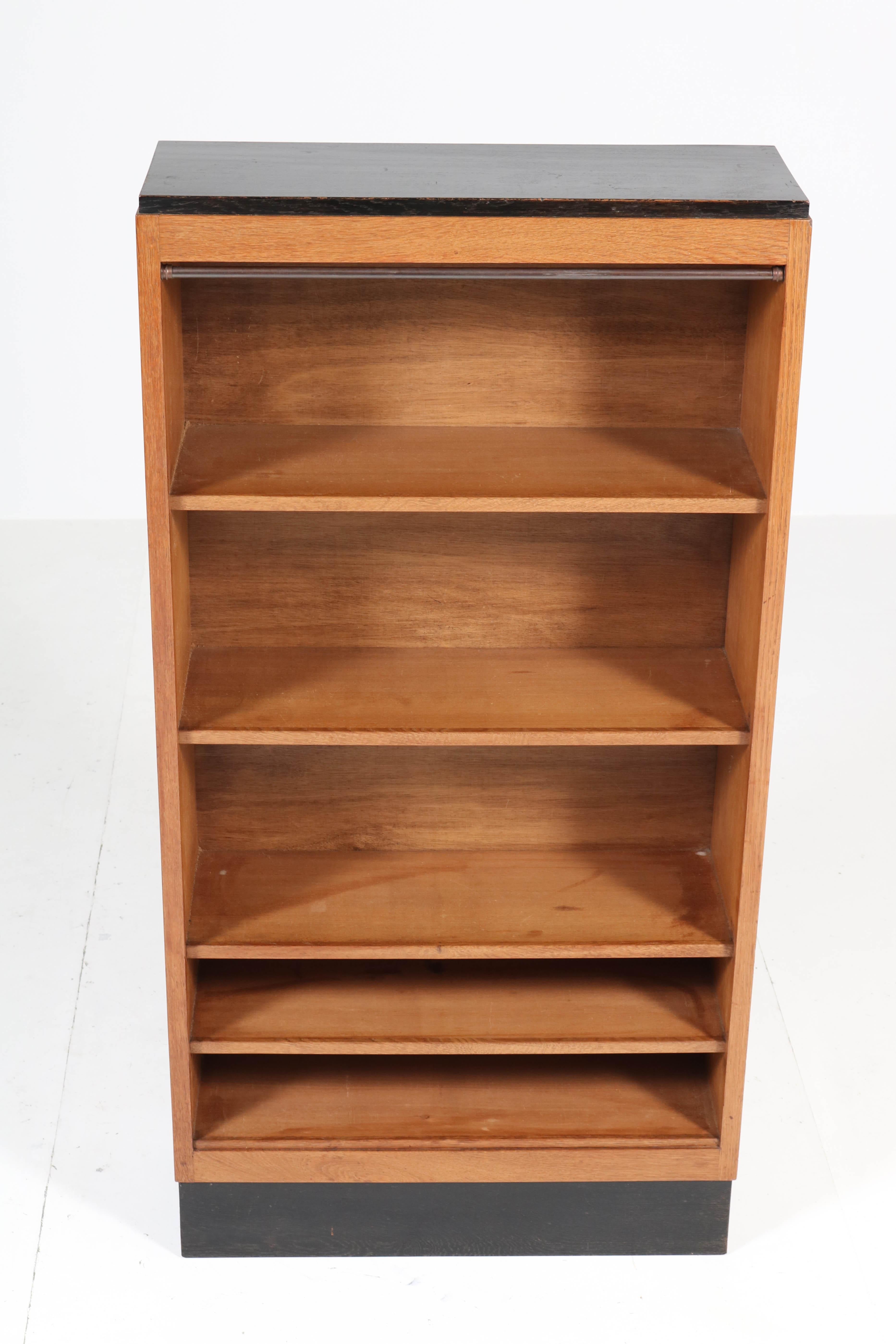 Wonderful and rare pair of Art Deco Haagse School open bookcases.
Design by H. Fels for L.O.V. Oosterbeek.
Striking Dutch design from the twenties.
Oak with original black lacquered details.
The original shelves are not adjustable in