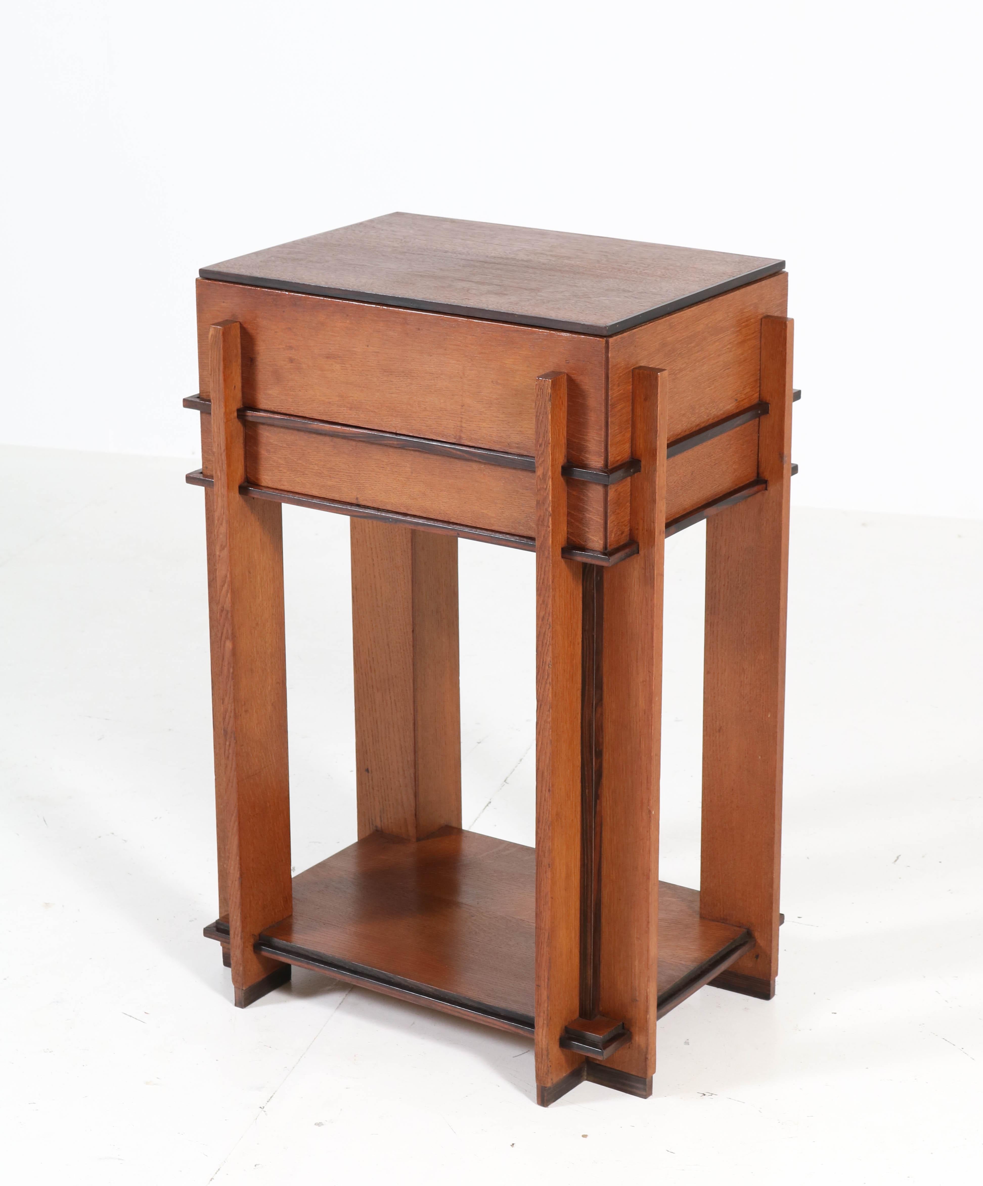 Wonderful and rare Art Deco Haagse school sewing table.
Attributed to J. Roodenburgh, Amsterdam.
Striking Dutch design from the 1920s.
Solid oak with solid Macassar ebony lining.
In very good condition with minor wear consistent with age and