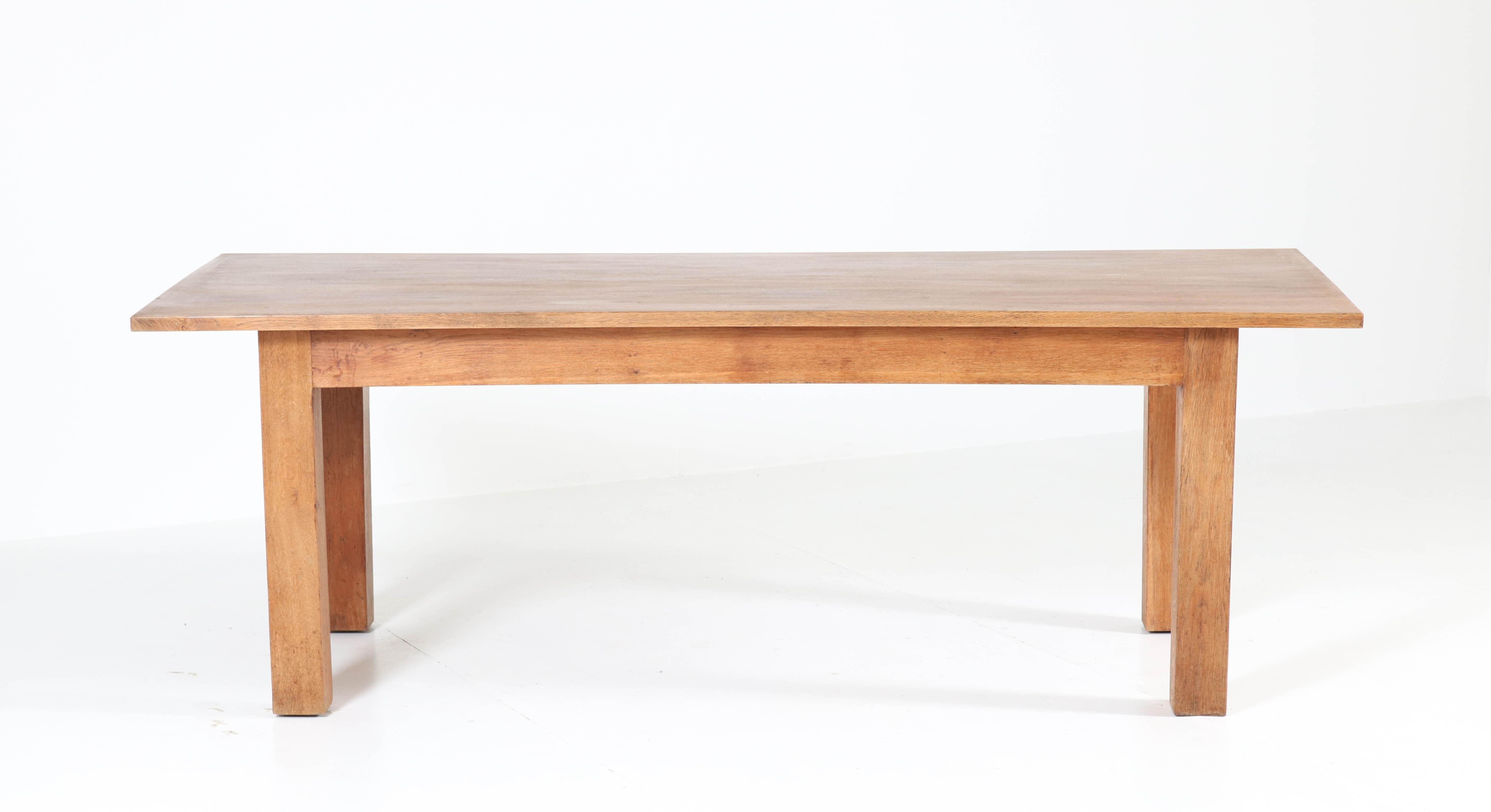 Iconico e rarissimo tavolo della Scuola Haagse in stile Art Déco.
Design di Cor Alons.
Un sorprendente design olandese degli anni '1920.
Oak massiccio.
Questo splendido mobile faceva parte di un set da sala da pranzo con quattro sedie con