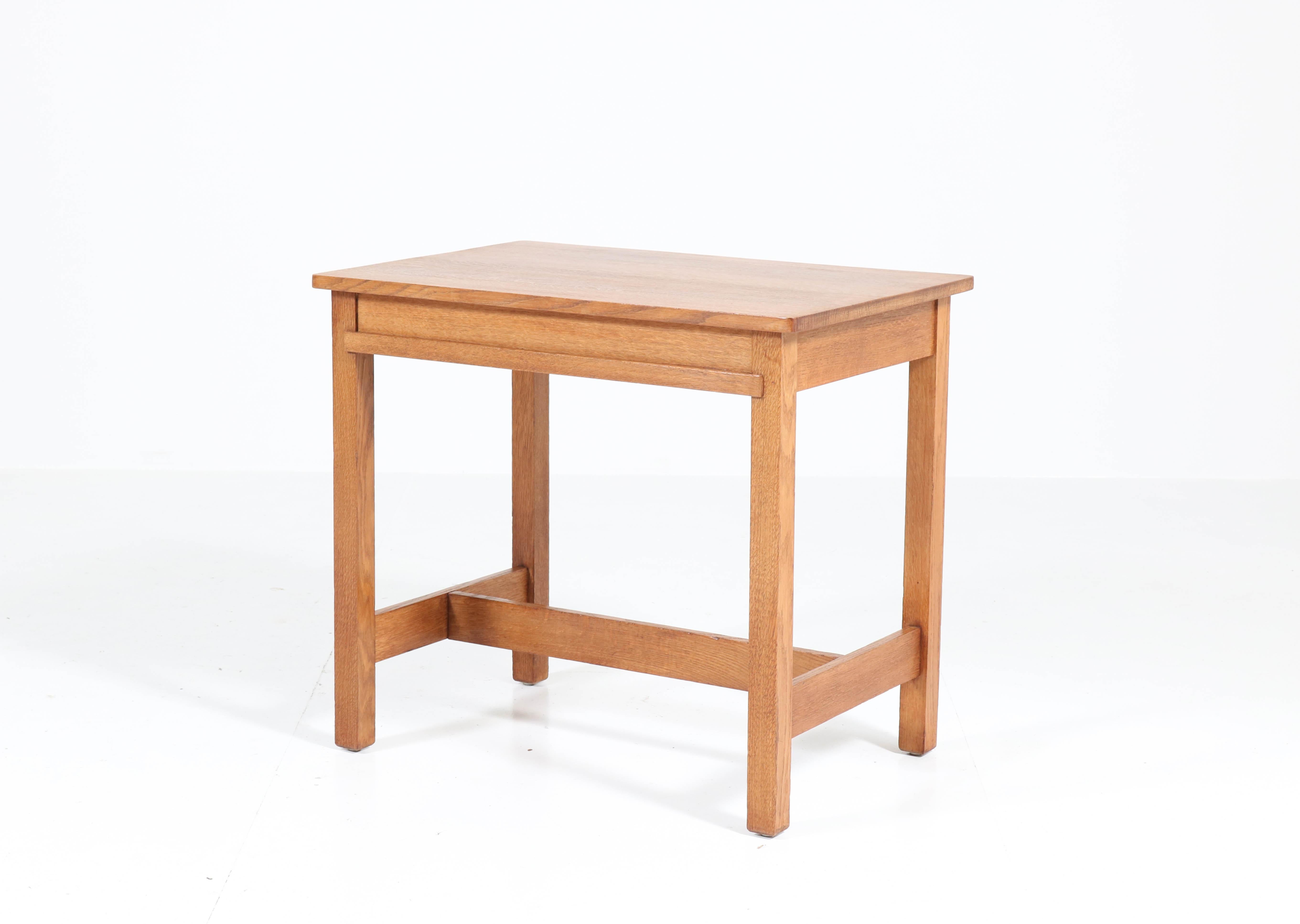 Wonderful and rare Art Deco Haagse School writing table.
Design by Hendrik Wouda for H. Pander & Zonen.
Striking Dutch design from the 1920s.
Solid oak with metal tag Pander, see last image.
In good original condition with minor wear consistent