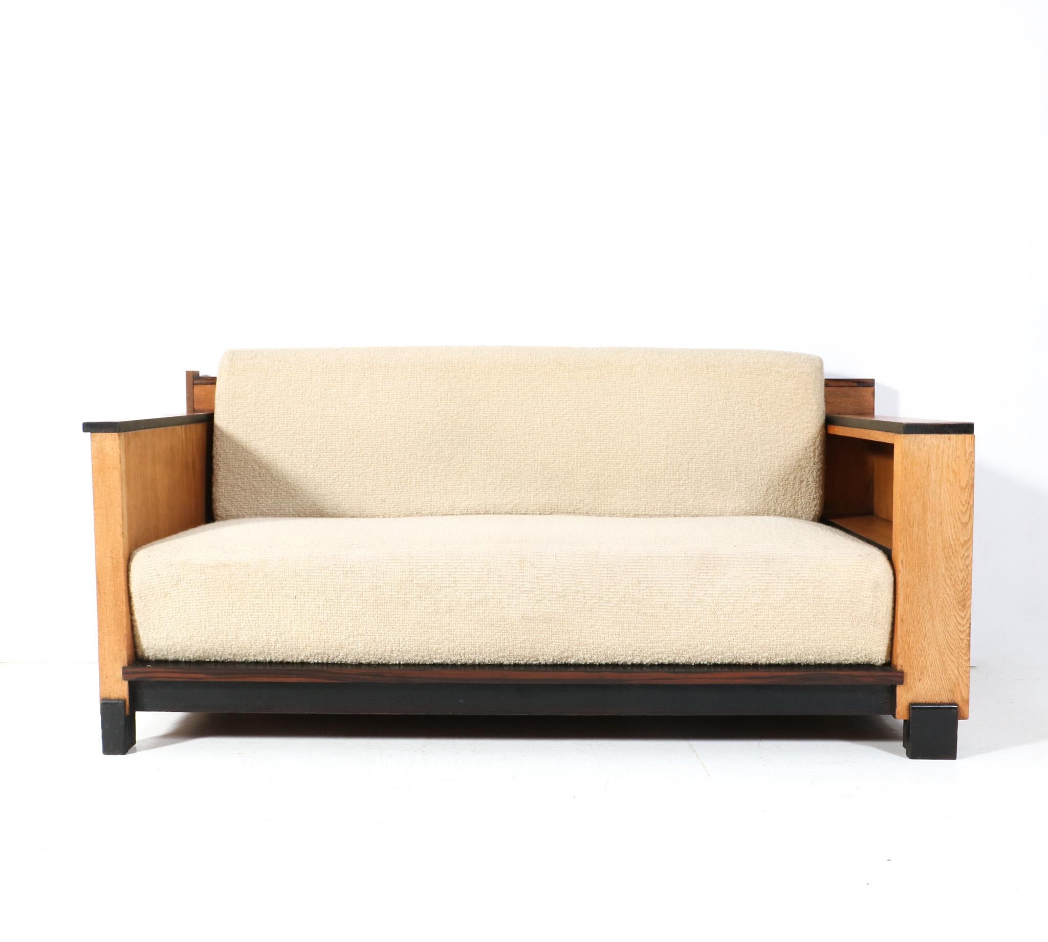 Atemberaubende und seltene Art Deco Modernist Bank oder Sofa.
Auffälliges niederländisches Design aus den 1920er Jahren.
Massiver Eichenholzrahmen und eichenfurnierter Rahmen mit neu gepolsterten Sitz- und Rückenkissen, die der frühere Besitzer vor