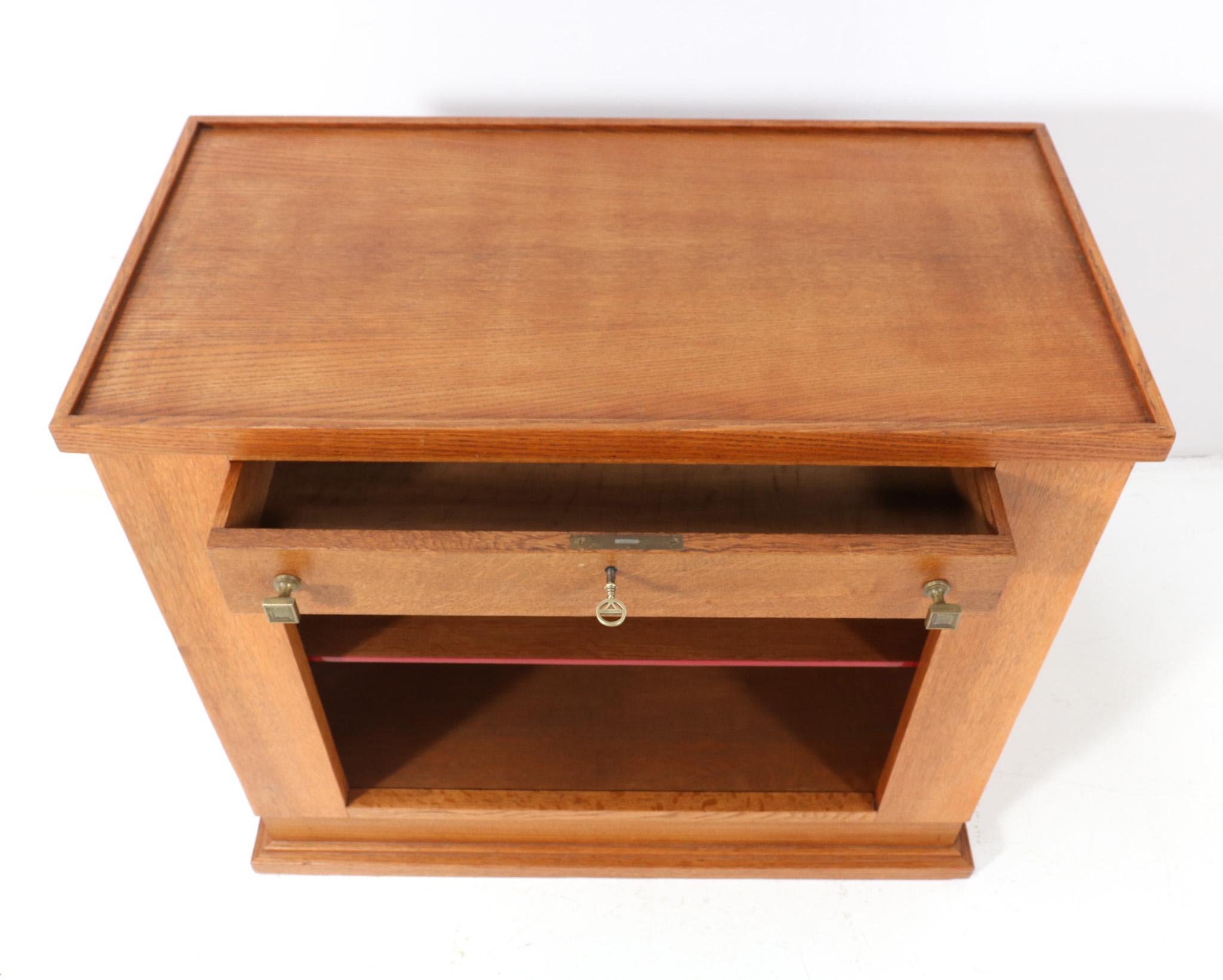 Magnificent and rare Art Deco Modernist cabinet.
Design by Hendrik Wouda for H. Pander & Zonen Den Haag.
Striking Dutch design from 1924.
Solid oak with original brass knobs on drawer and pull outs.
In very good original condition with minor wear