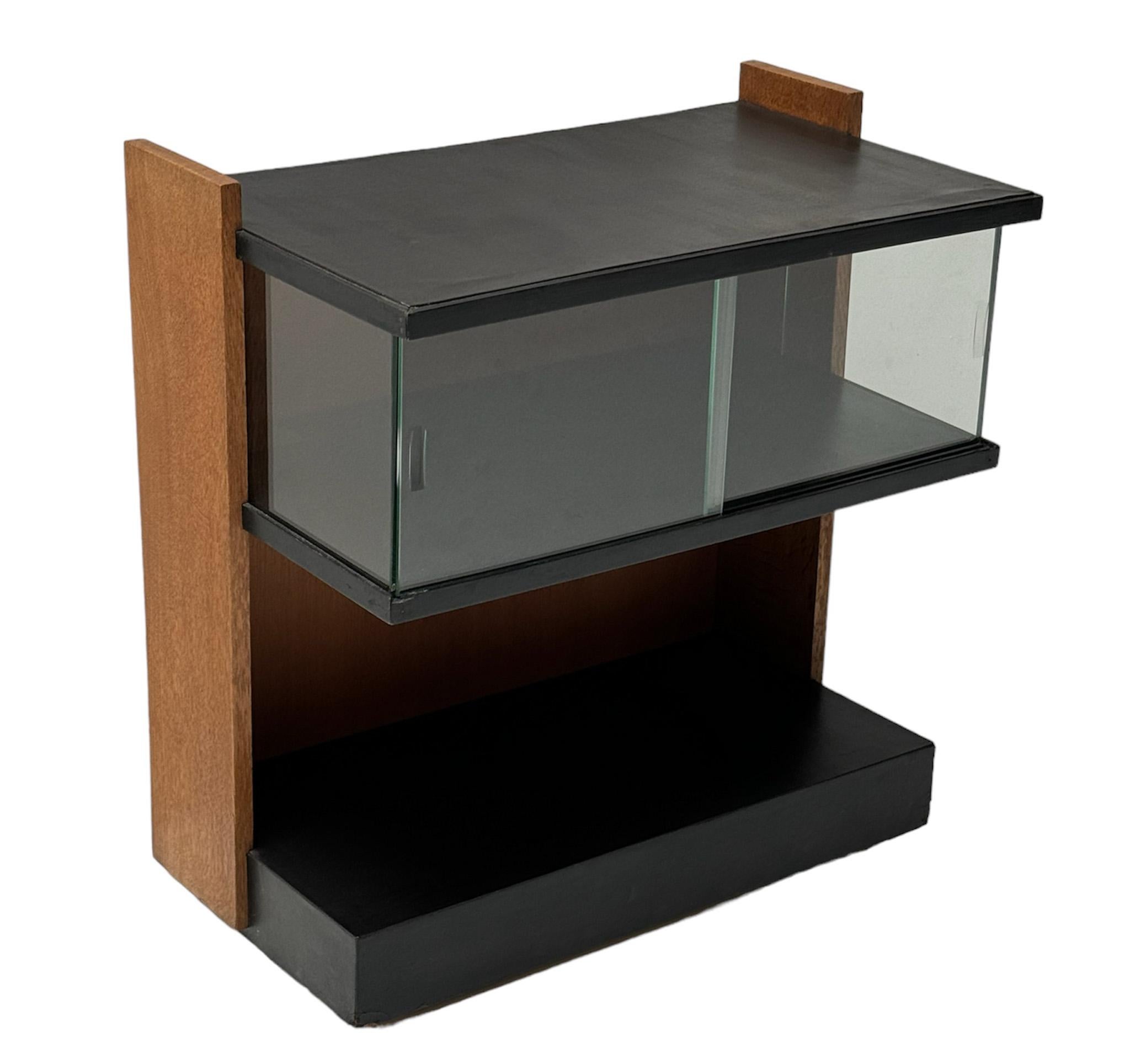 Magnificent and ultra rare Art Deco Modernist cabinet.
Design by Jan den Drijver for De Stijl Den Haag.
Striking Dutch design from the 1920s.
Original solid oak base with original black lacquered linoleum top.
Two glass sliding doors.
Marked with