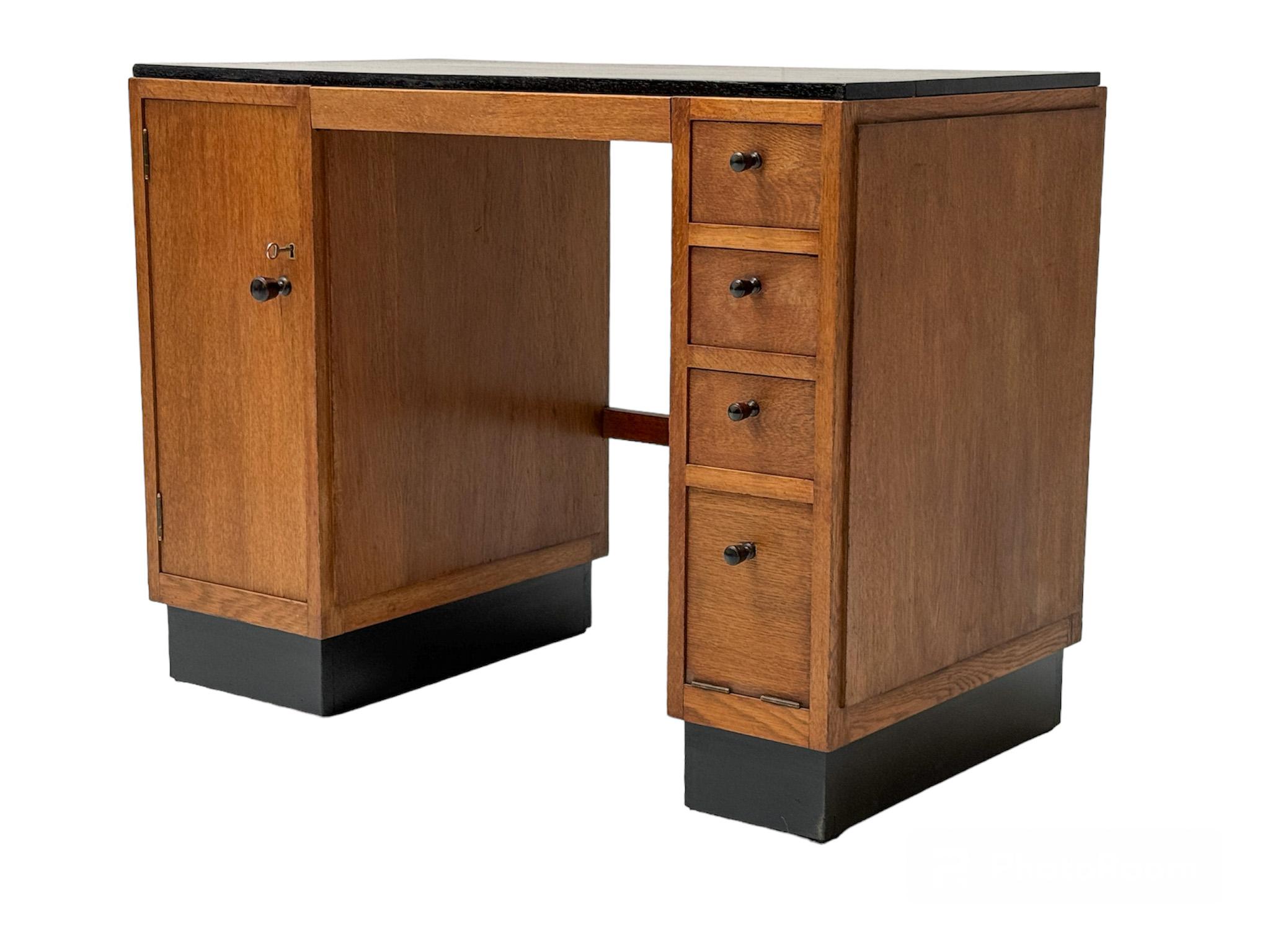 Magnificent and rare Art Deco Modernist desk.
Design by P.E.L. Izeren for De Genneper Molen.
Striking Dutch design from the 1920s.
Solid oak base with original solid macassar ebony knobs on door and drawers.
Original black lacquered solid oak