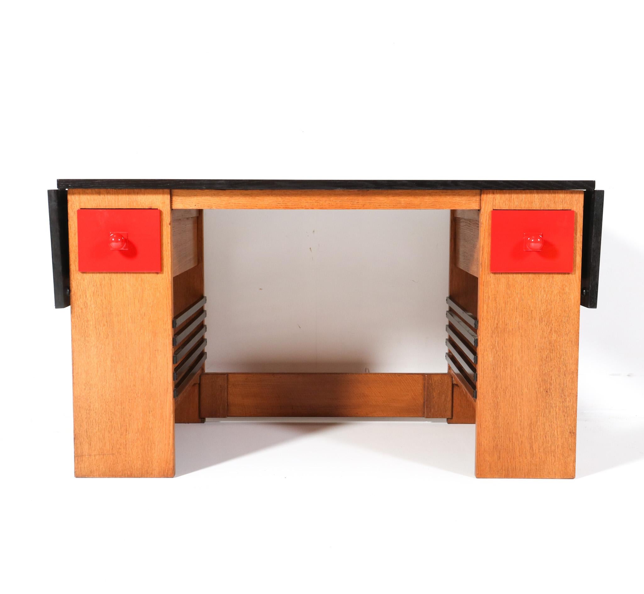 Magnificent and ultra rare Art Deco Modernist desk or writing table.
Design by Hendrik Wouda for H. Pander & Zonen Den Haag.
Striking Dutch design from the 1920s.
Solid oak base with original red lacquered drawers and original black lacquered