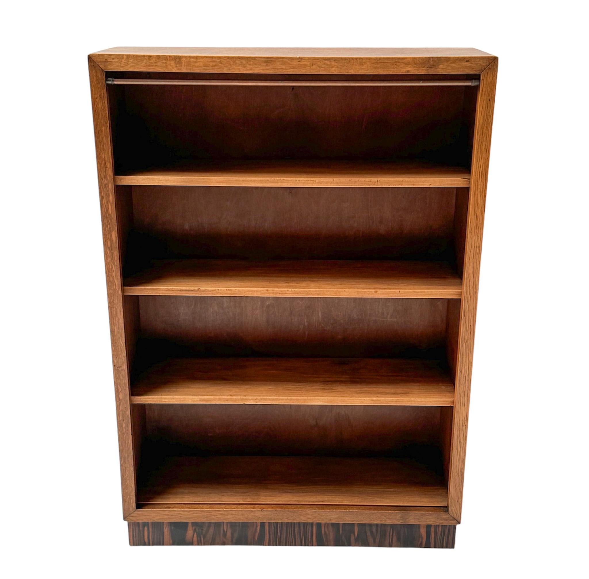 Atemberaubendes und elegantes offenes Bücherregal im Art-déco-Stil.
Auffälliges niederländisches Design aus den 1920er Jahren.
Massive Eiche und originaler eichenfurnierter Sockel mit originalem Makassar-Ebenholzfurnier.
In sehr gutem