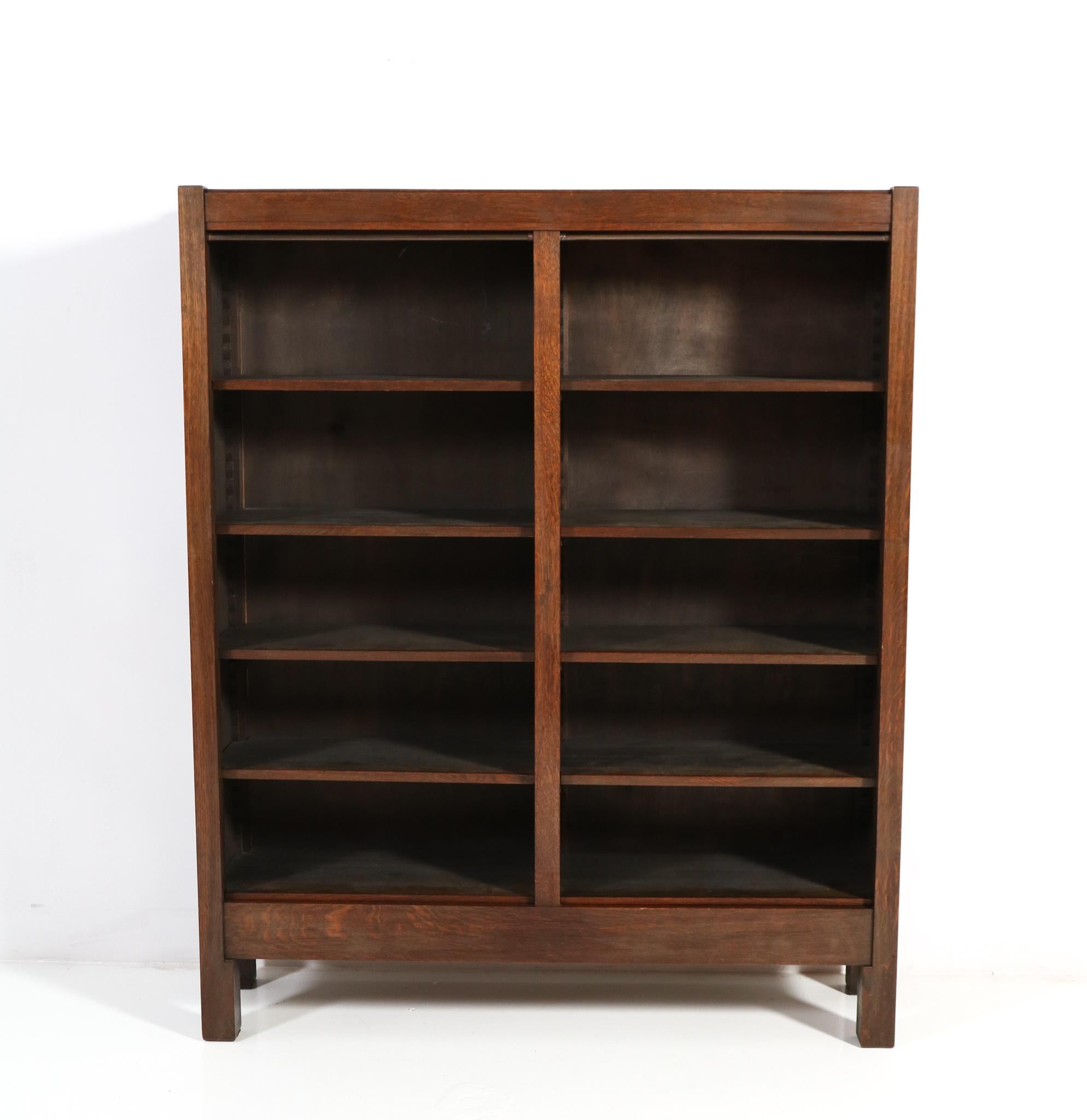 Magnificent and rare Art Deco Modernist open bookcase.
Design by Frits Spanjaard for L.O.V. Oosterbeek.
Striking Dutch design from the 1920s.
Solid oak with eight original wooden shelves,adjustable in height.
Marked with original manufacturers
